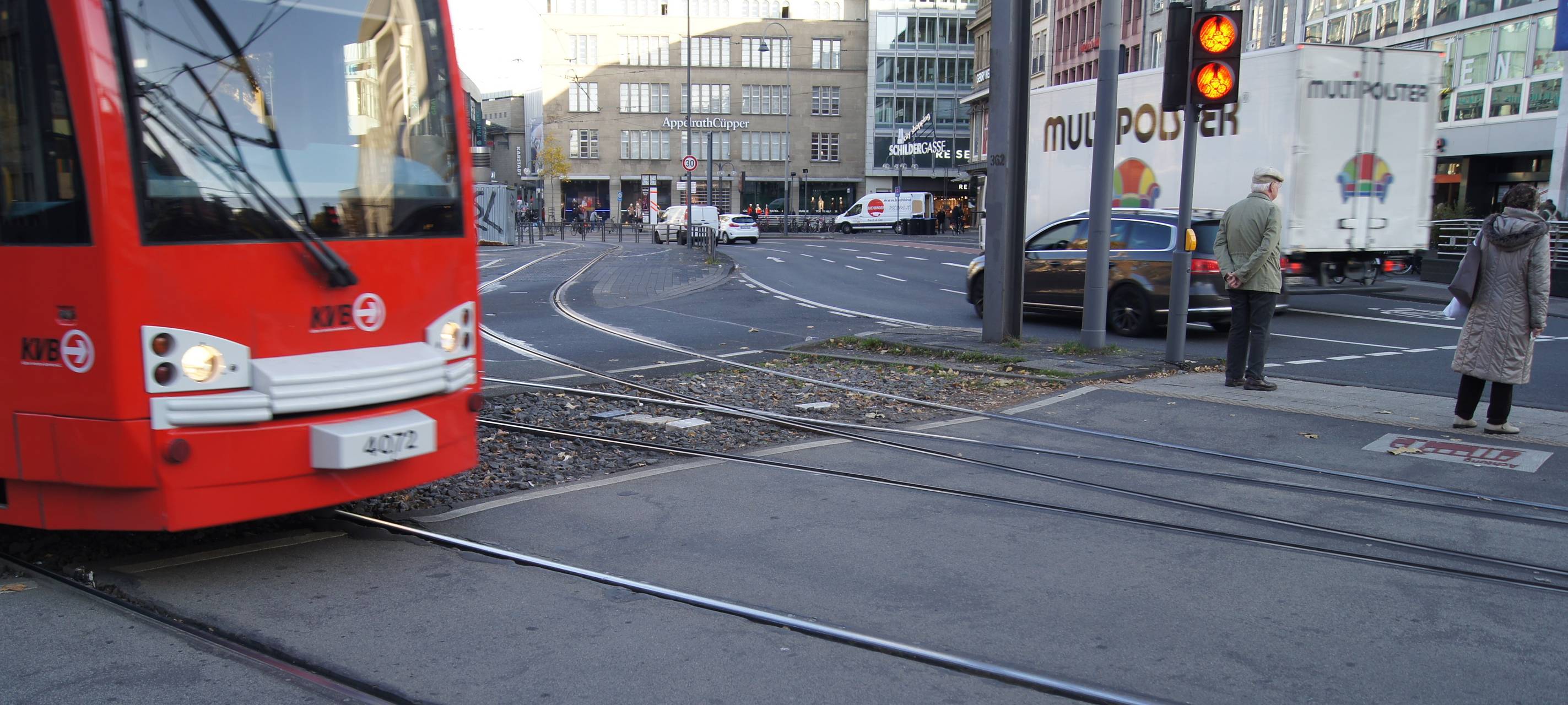 Auto kollidiert mit KVB-Linie 18
