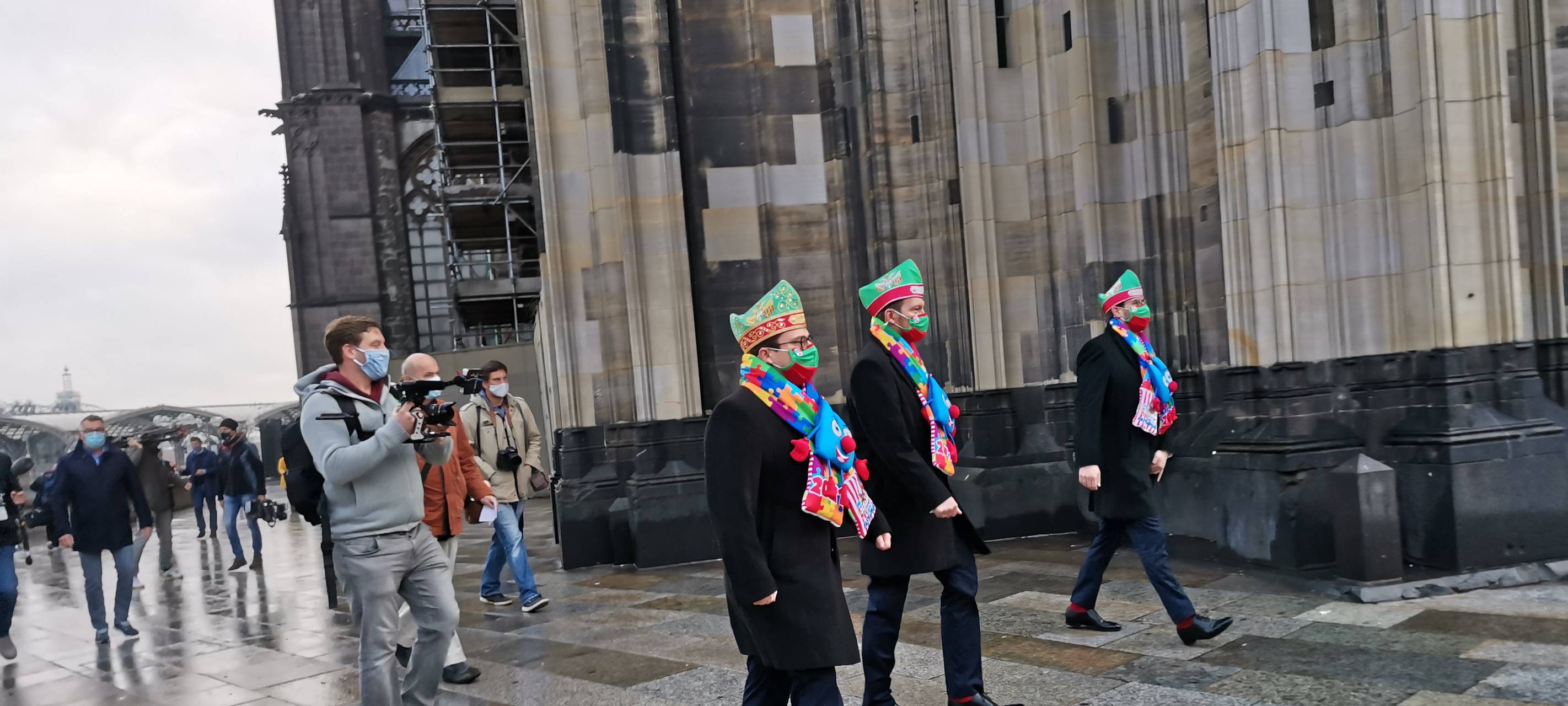 Kölner Dreigestirn verteilt Weckmänner