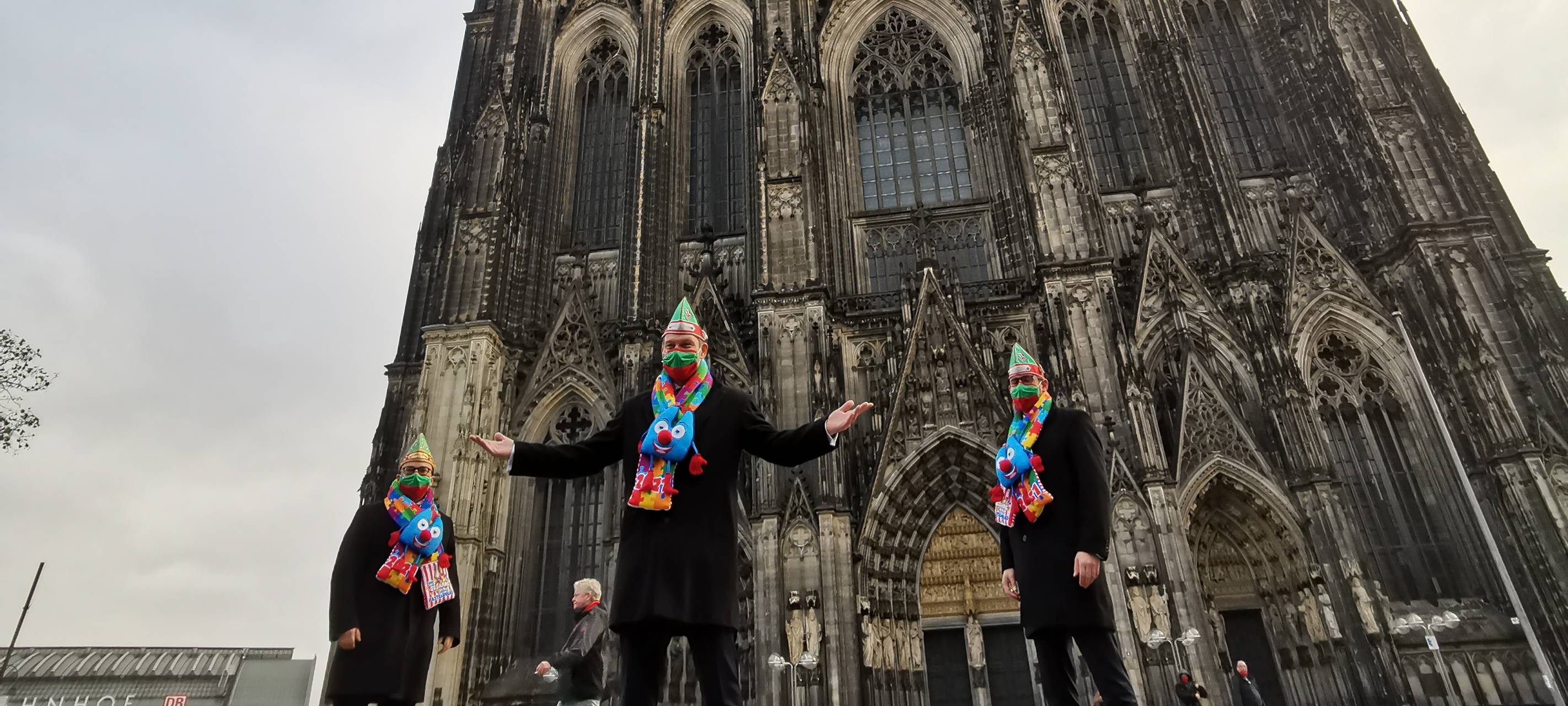 Kölner Dreigestirn verteilt Weckmänner