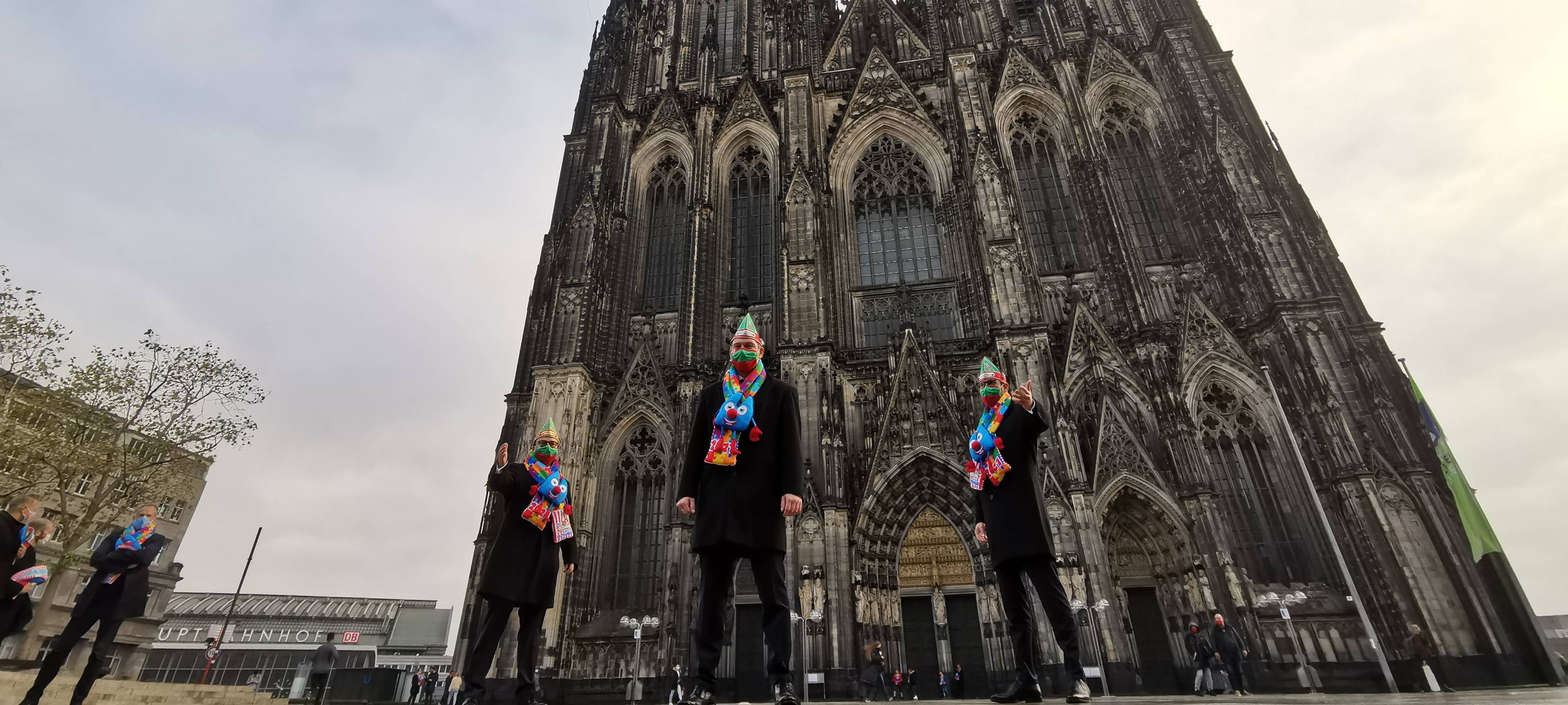 Kölner Dreigestirn verteilt Weckmänner