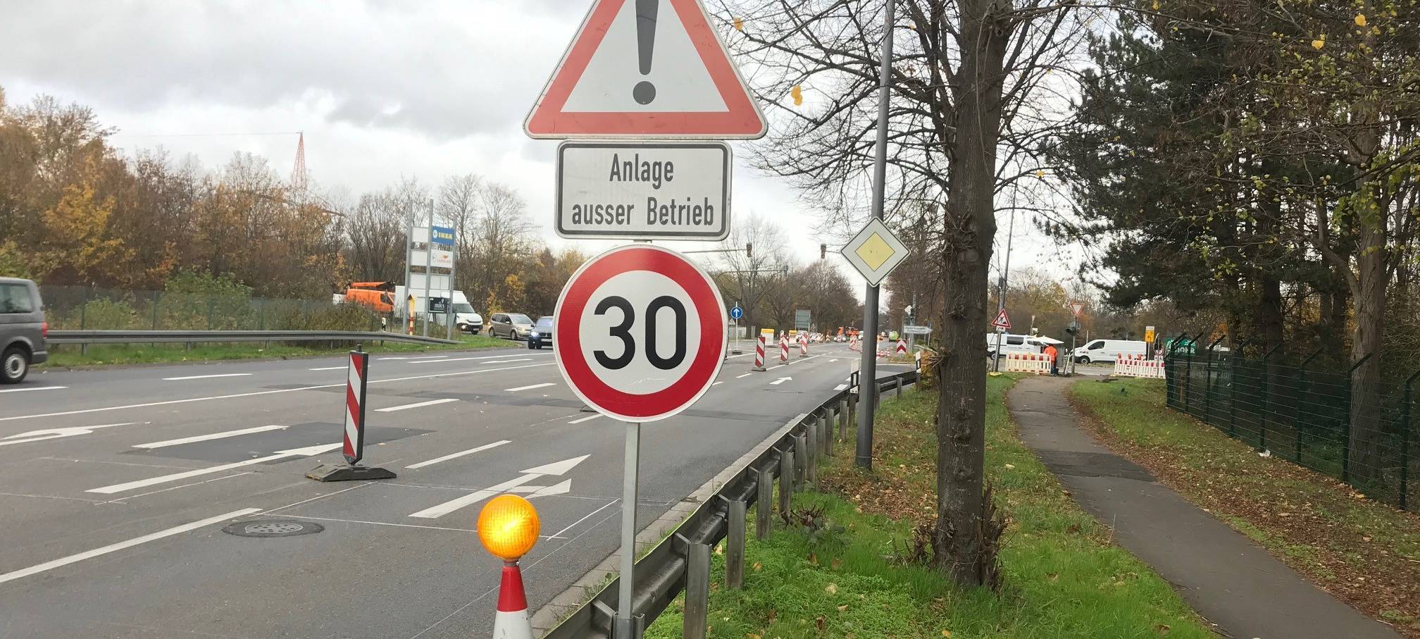 Ampelanlage Ecke Bonner Landstraße wird repariert
