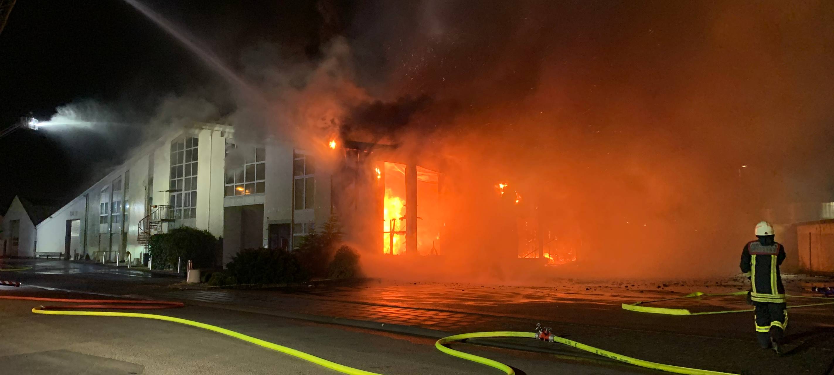 Nächtliches Feuer in Kleingartensiedlung