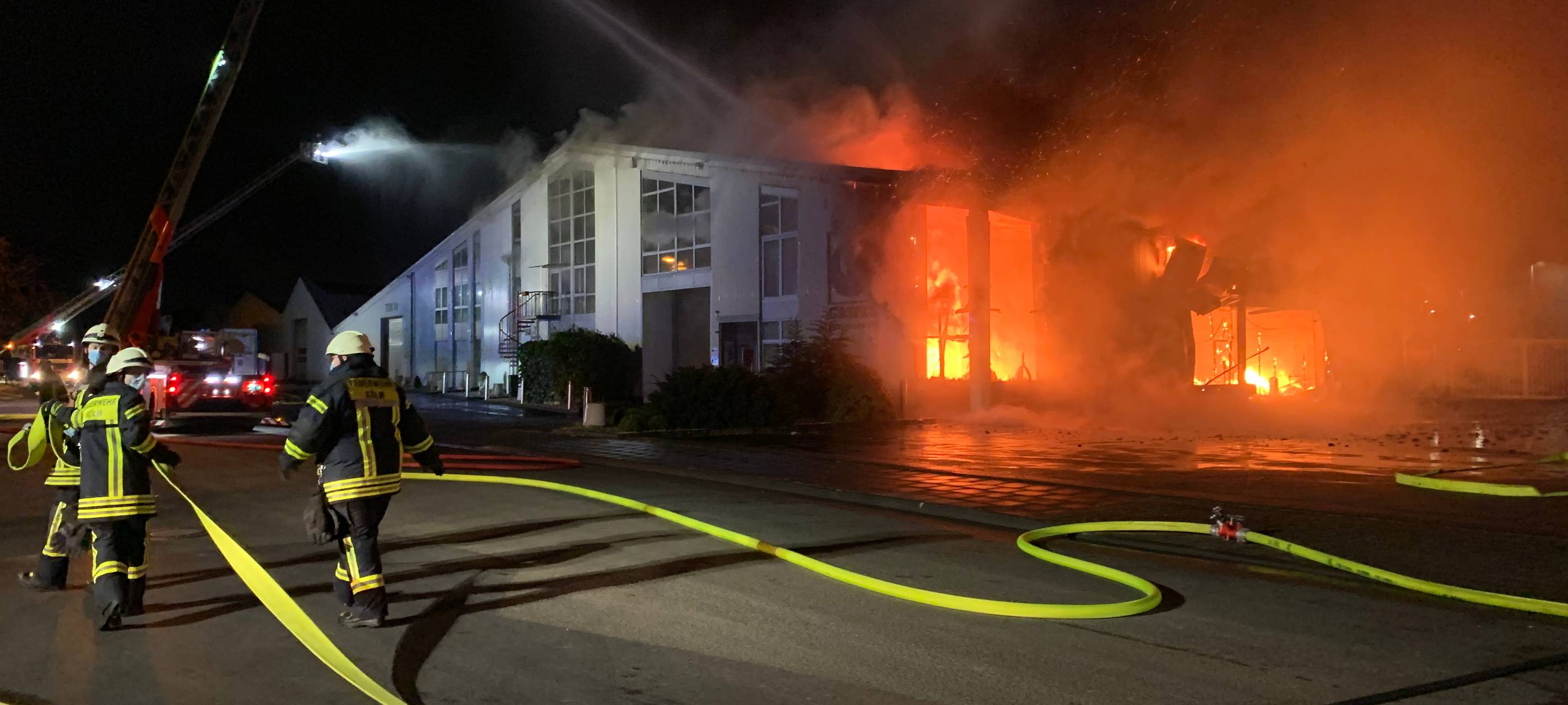Brand in Lagerhalle sorgt für Großeinsatz