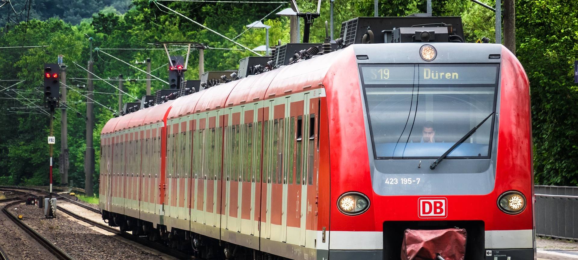 Mehrere Personen auf den Gleisen