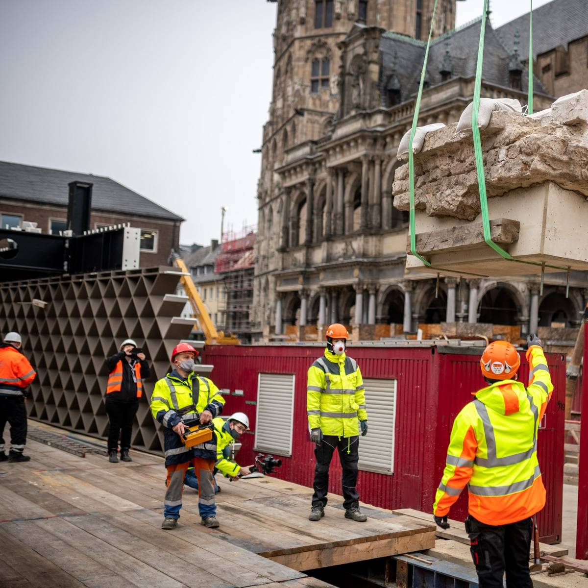 ToraschreinFundament wieder an Ort und Stelle Radio Köln