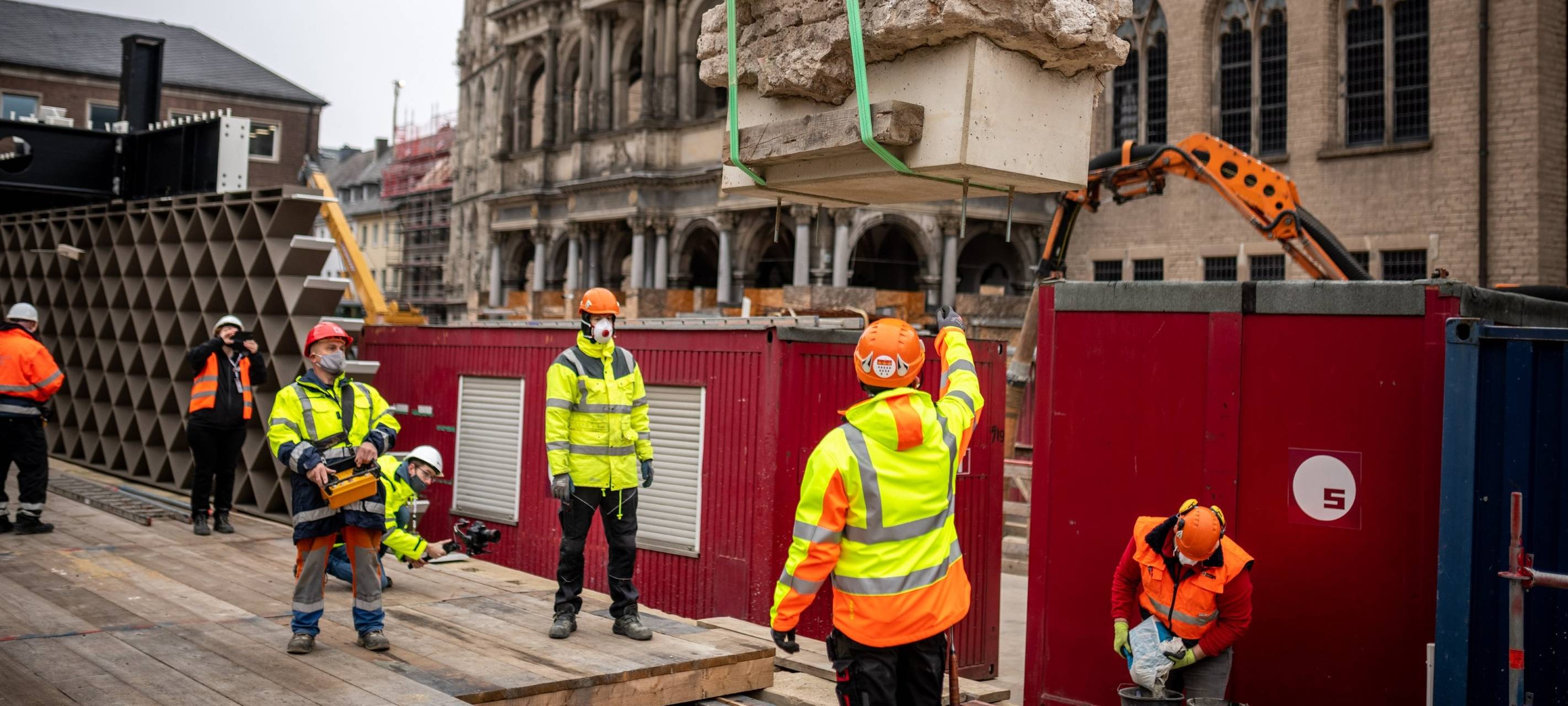 Toraschrein-Fundament wieder an Ort und Stelle