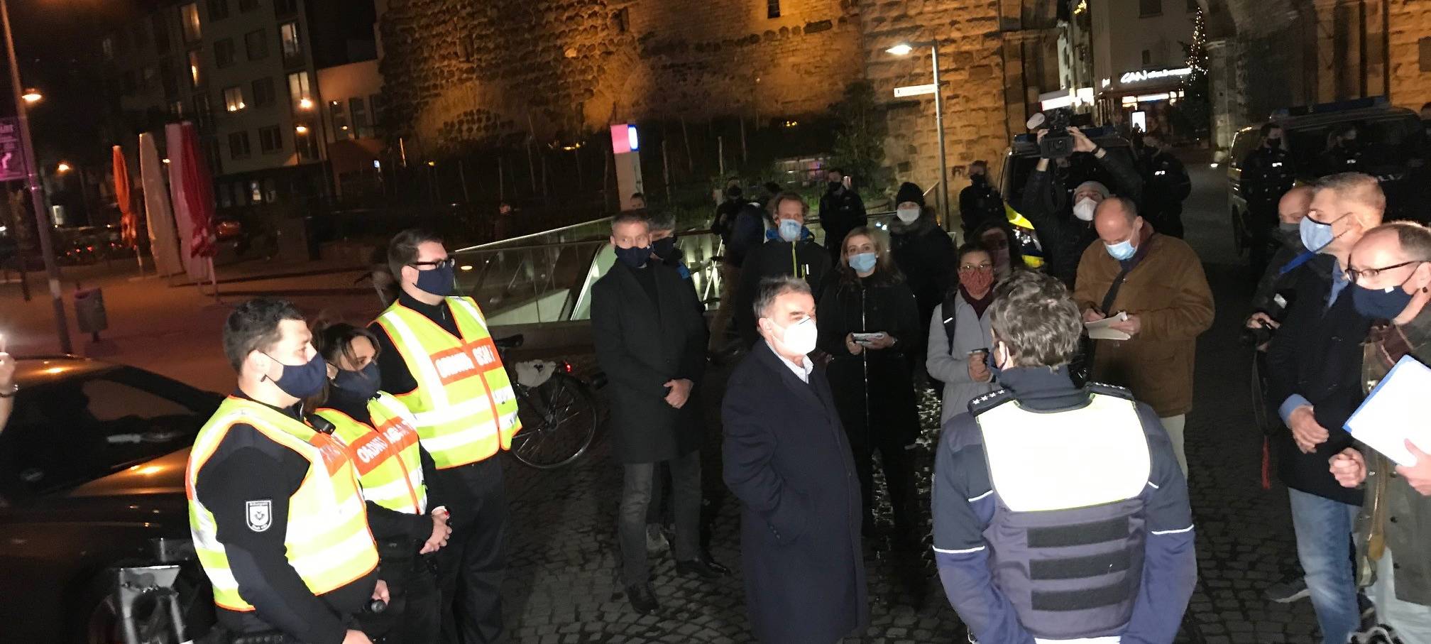 Reul bei Polizei-Kontrollen in Köln dabei