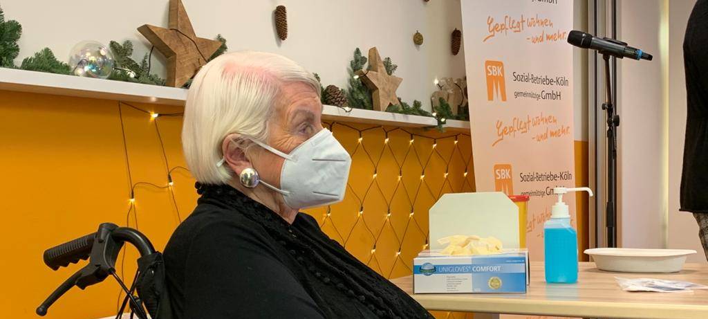 Erste Kölner Seniorin wird geimpft