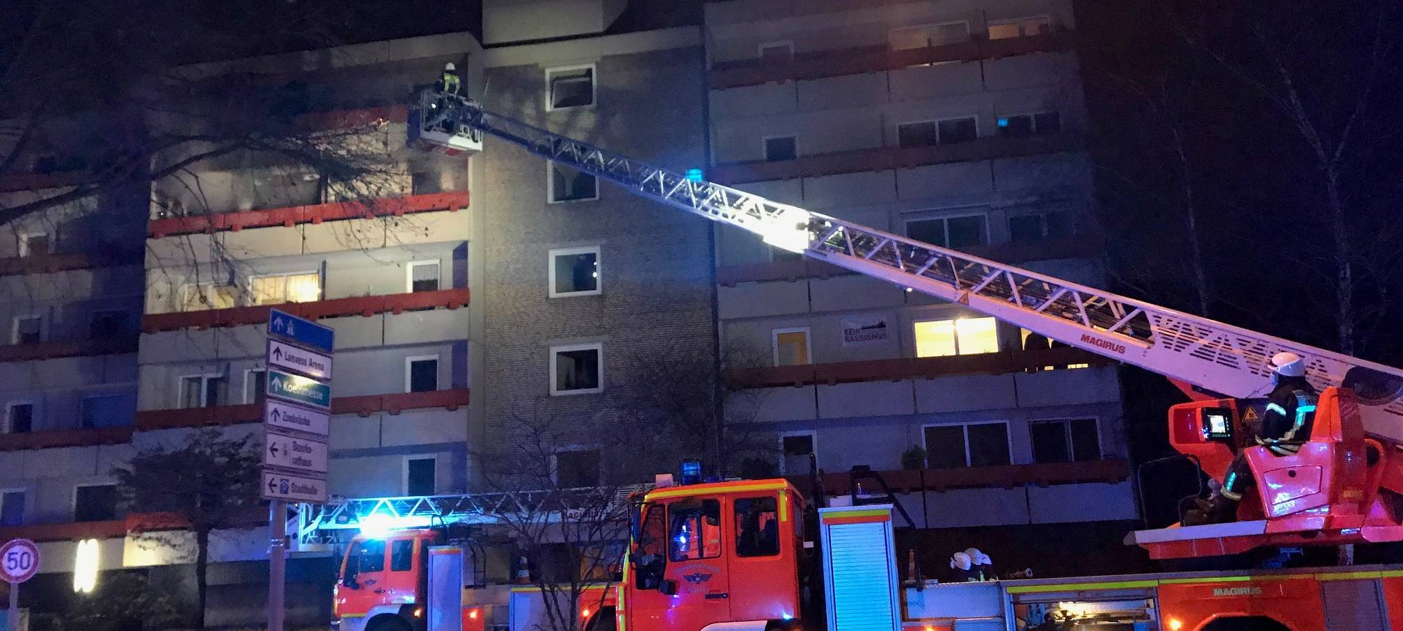 Feuerwehr rettet Person aus brennender Wohnung in Holweide