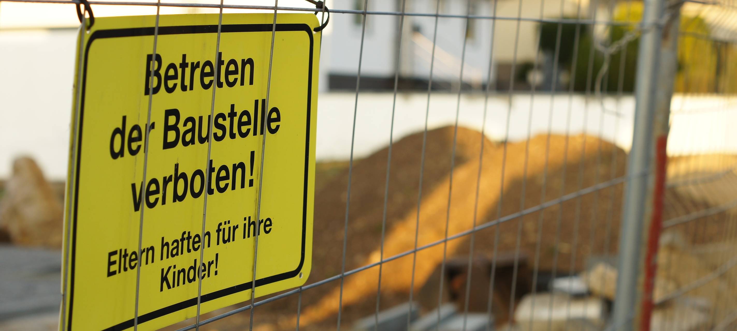 Bauarbeiter in Betonteilen eingeklemmt