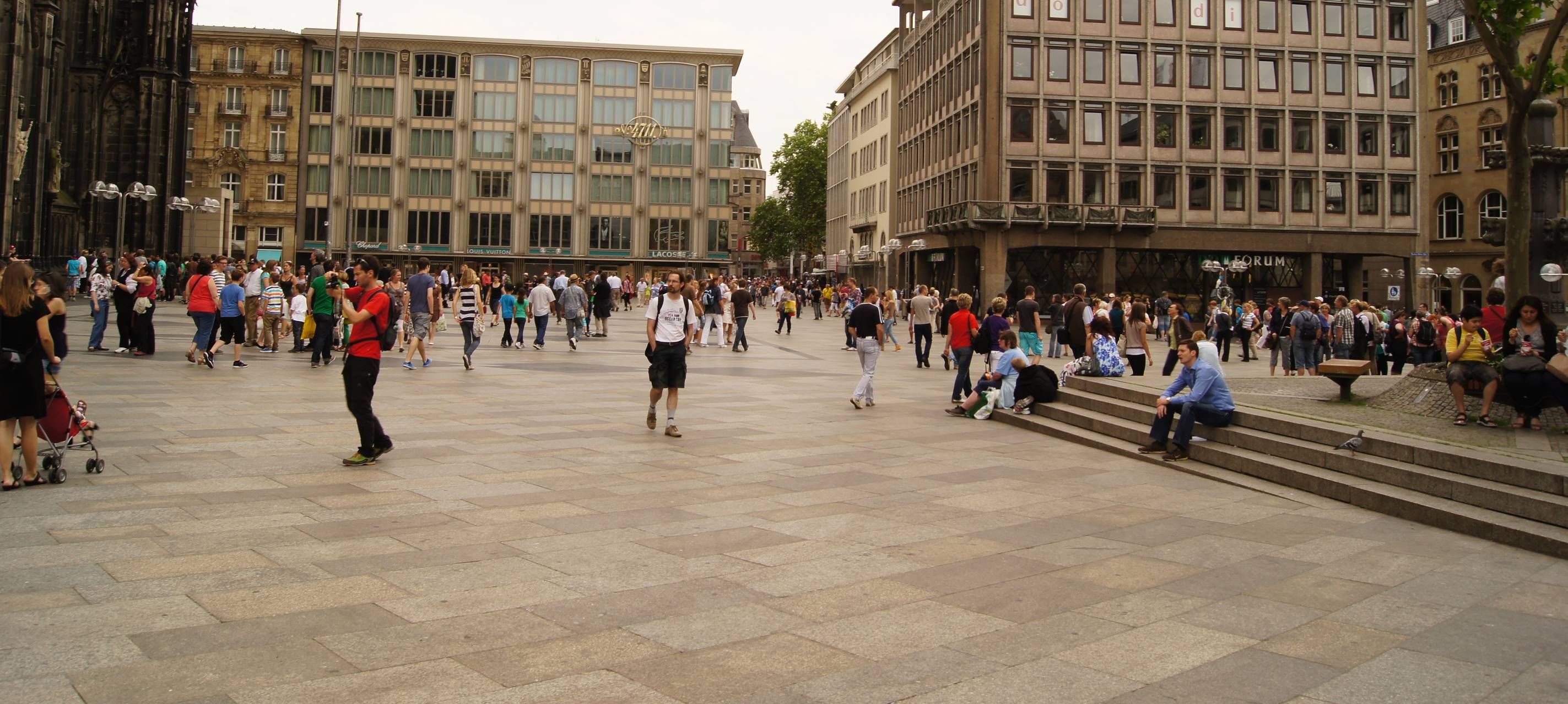 Neuer Look für Kölner Domplatte