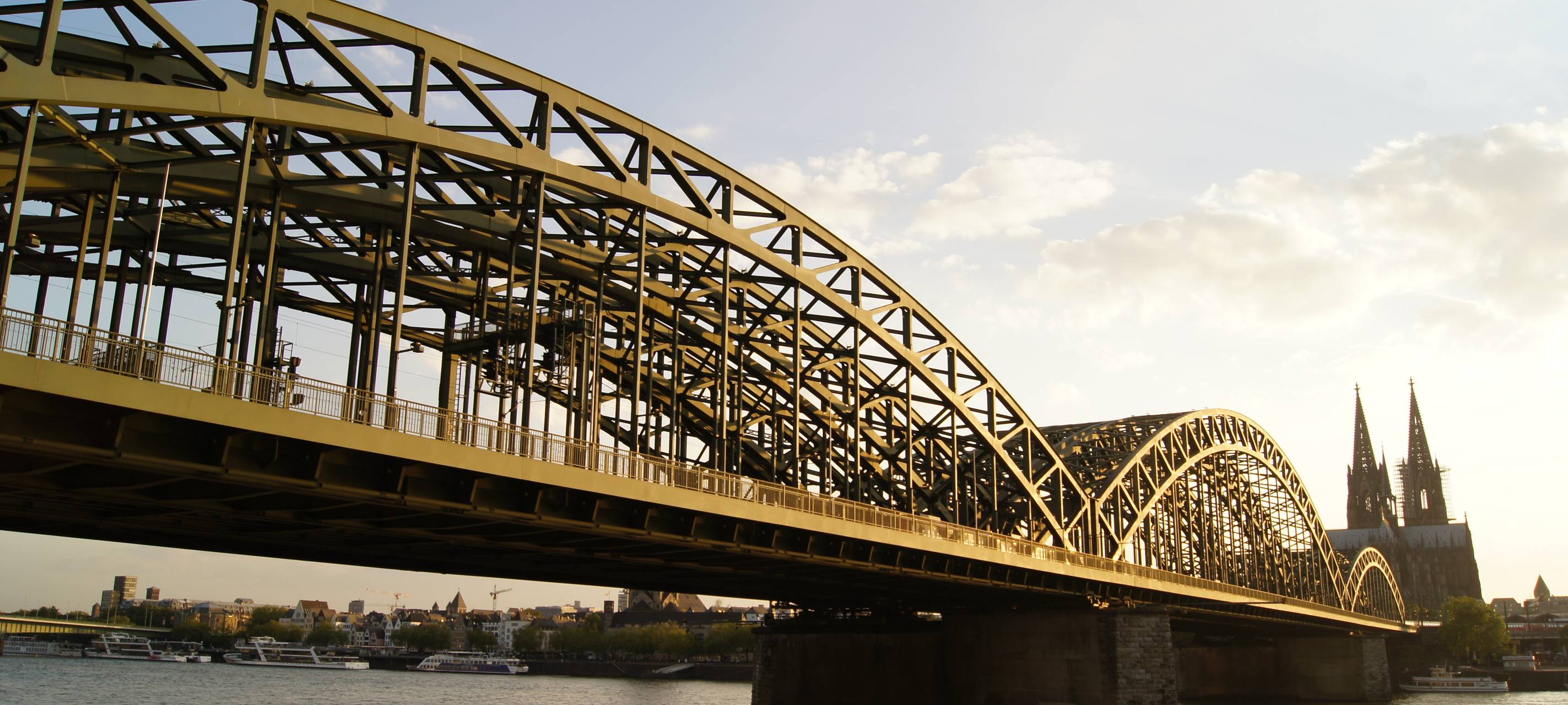 Hohenzollernbrücke bunt angestrahlt
