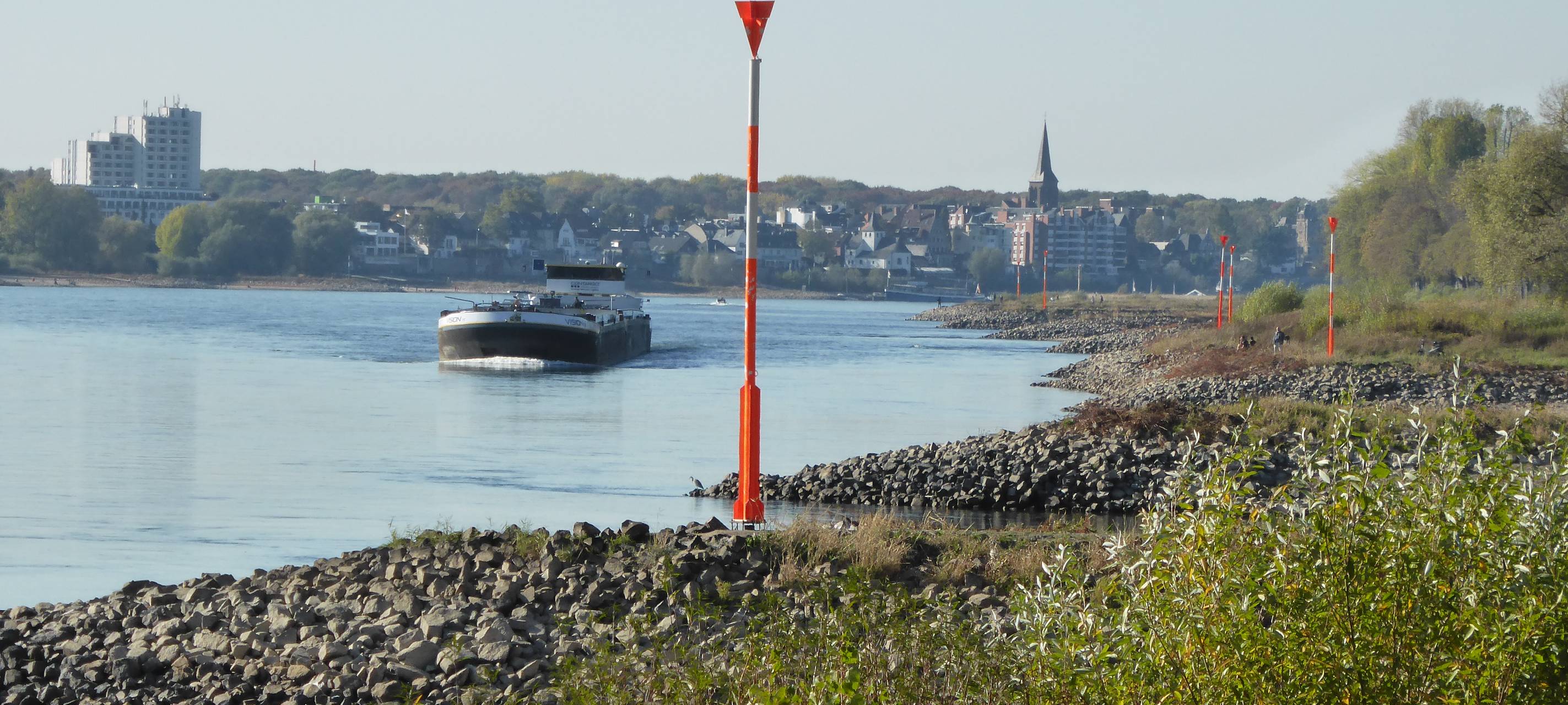 Tankschiff im Rhein festgefahren