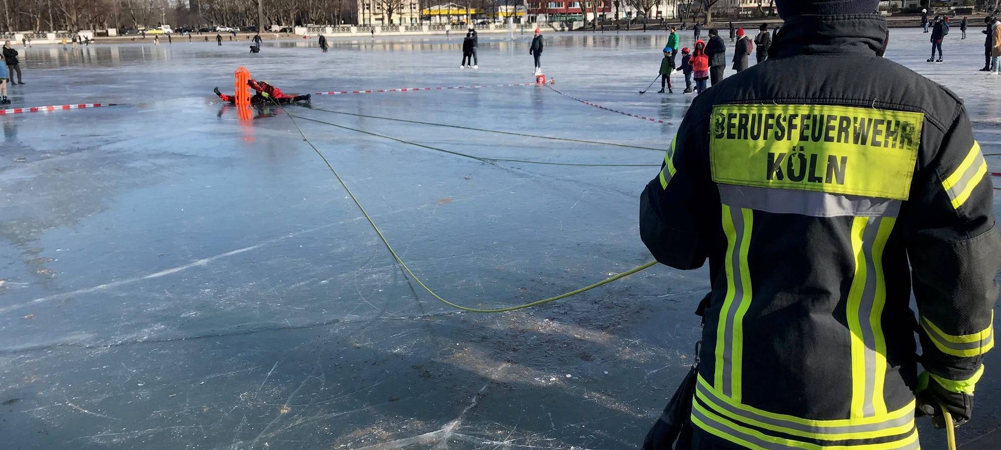 Feuerwehr übt Eiseinbrüche am Aachener Weiher