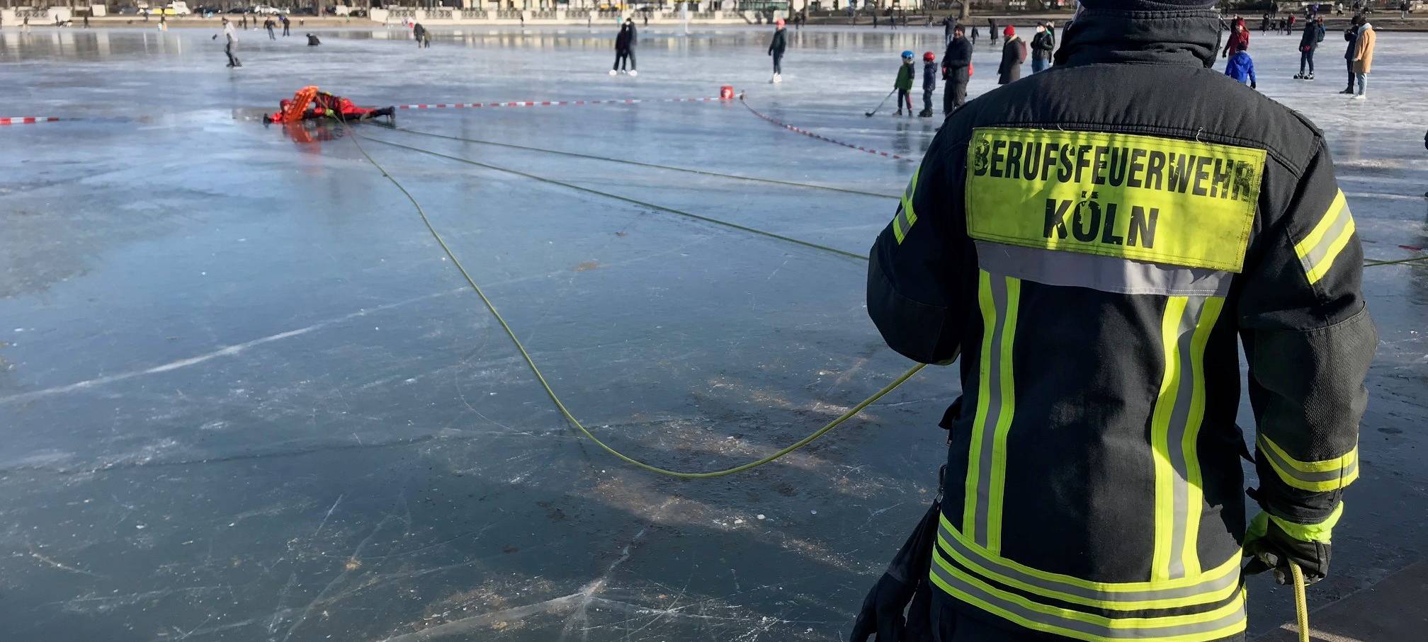 Feuerwehr übt Eiseinbrüche am Aachener Weiher