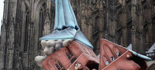 Klimademo mit Karnevalswagen vor dem Dom