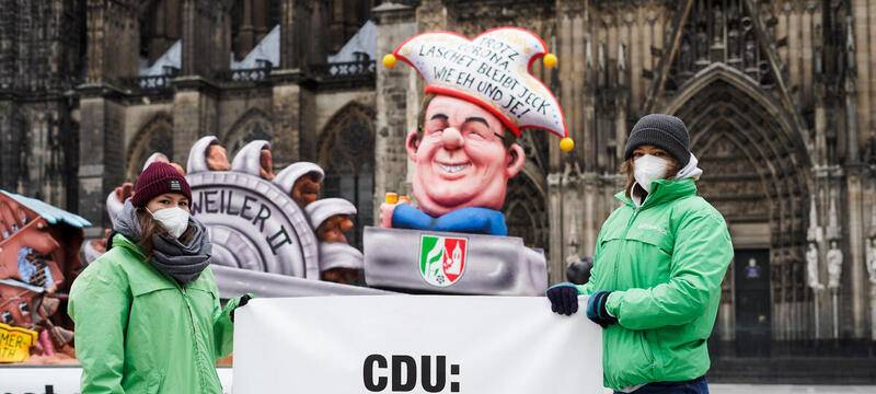 Klimademo mit Karnevalswagen vor dem Dom