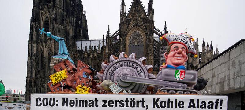 Klimademo mit Karnevalswagen vor dem Dom