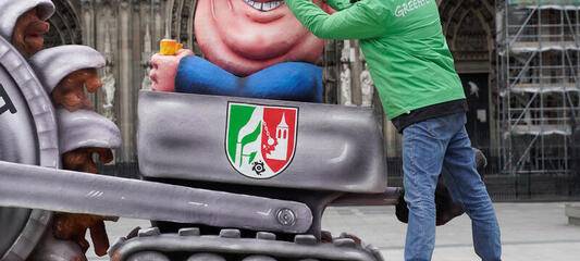 Klimademo mit Karnevalswagen vor dem Dom