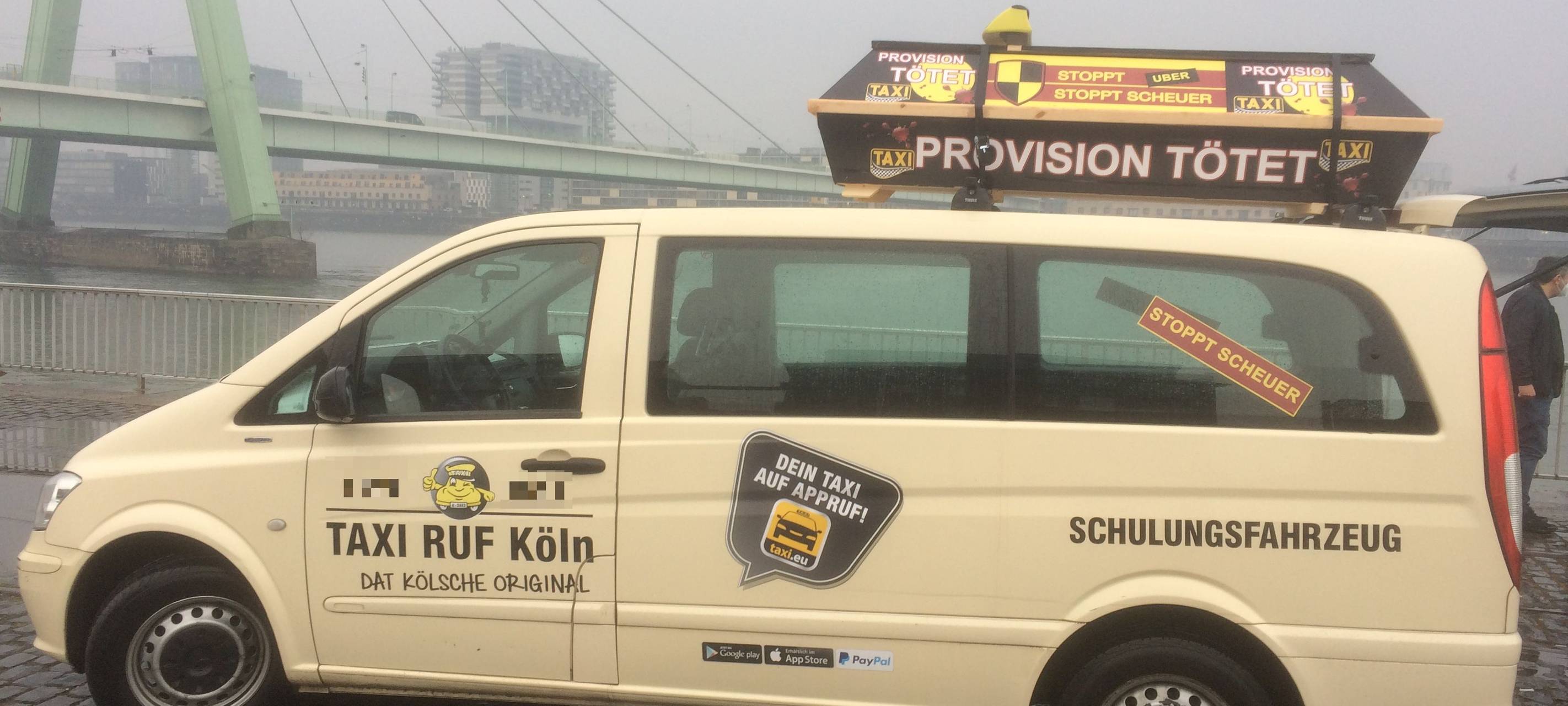 Taxi-Demo mit Autorkorso