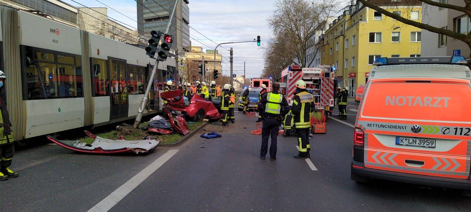 Zwei Personen bei Unfall mit KVB-Bahn schwer verletzt