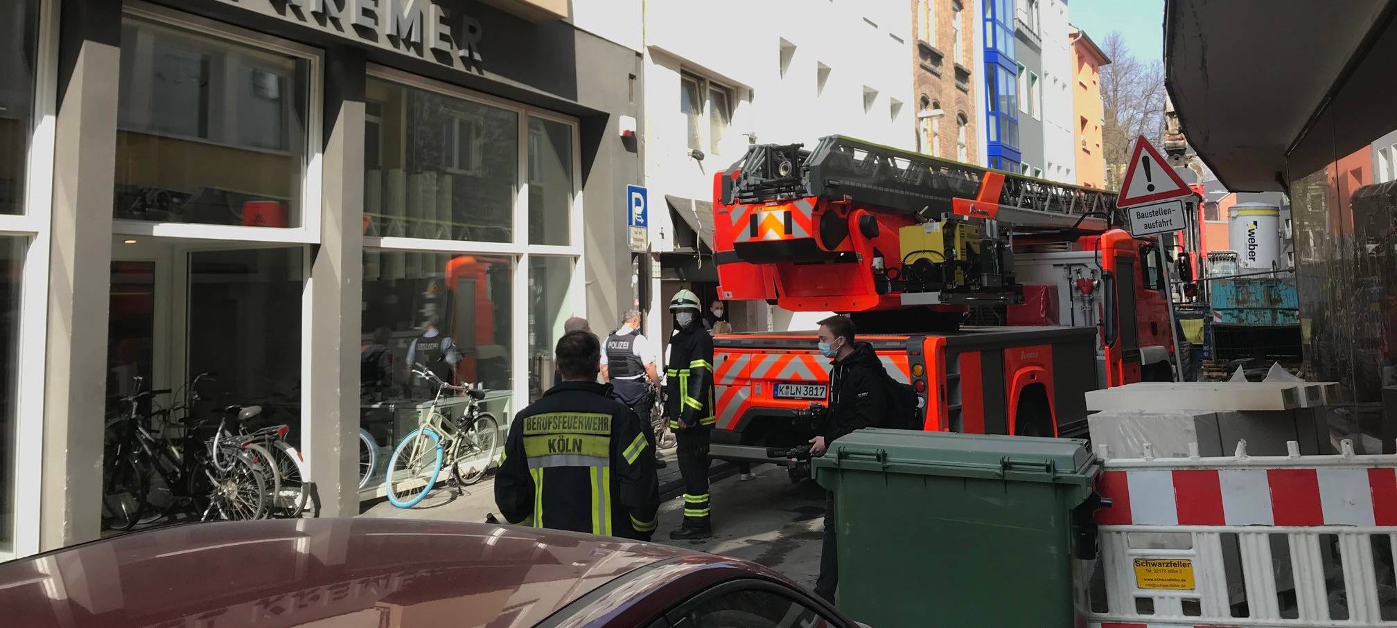 Feuerwehr rettet zwei Frauen aus brennendem Haus
