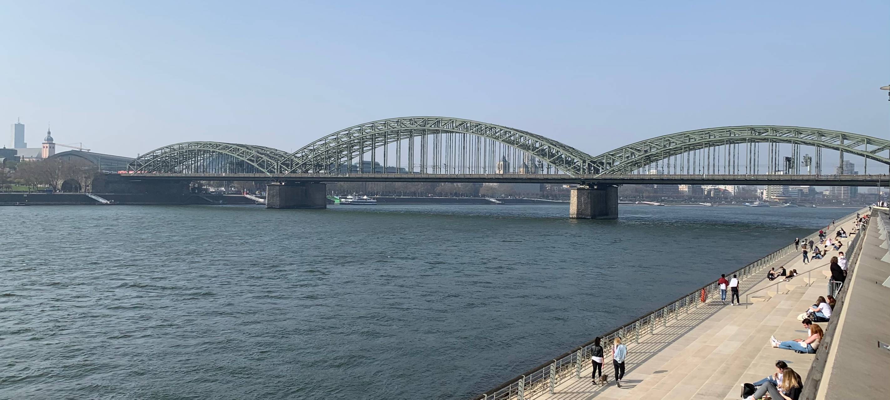 Mit dem Katamaran über den Rhein