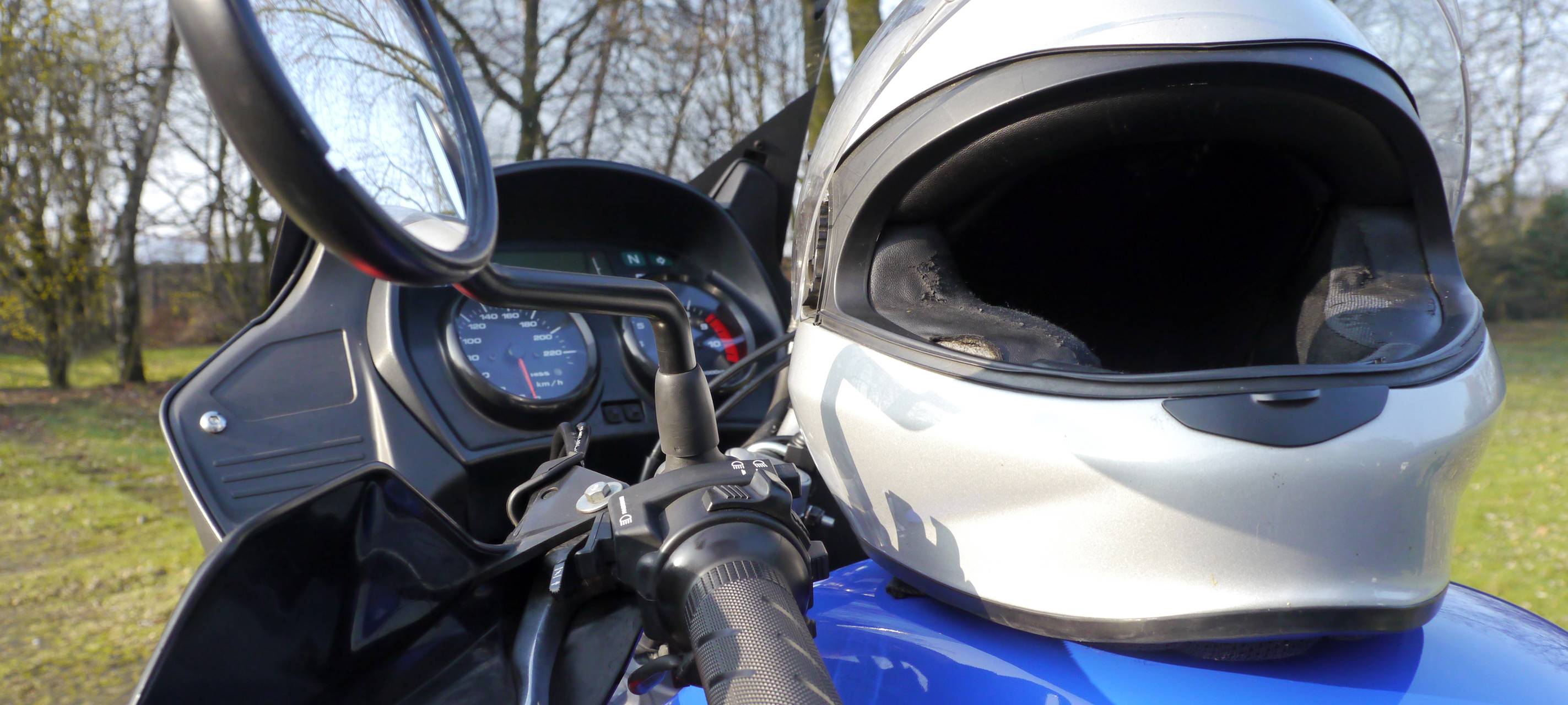 Junge Männer liefern sich Motorradrennen