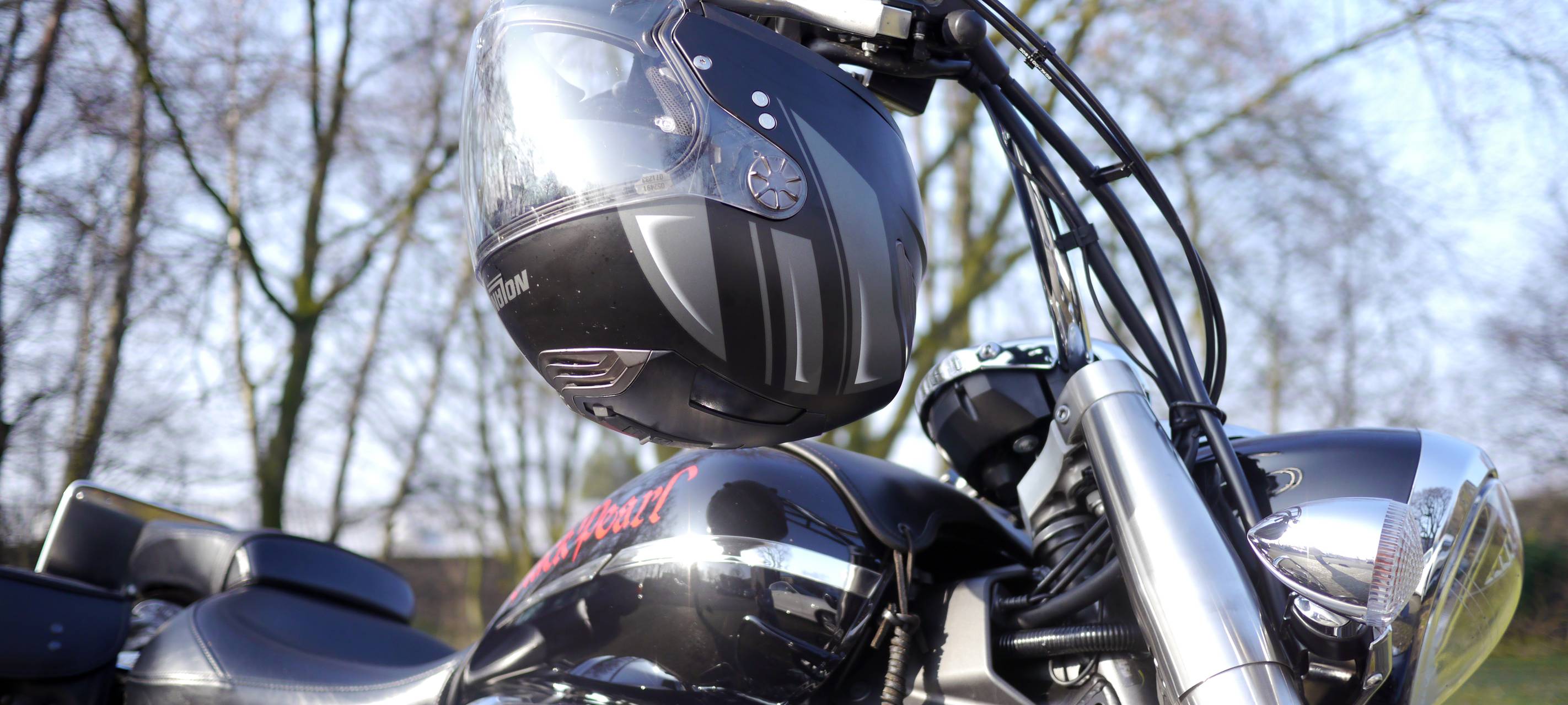 Kinder werden von Motorrad-Nikoläusen beschenkt