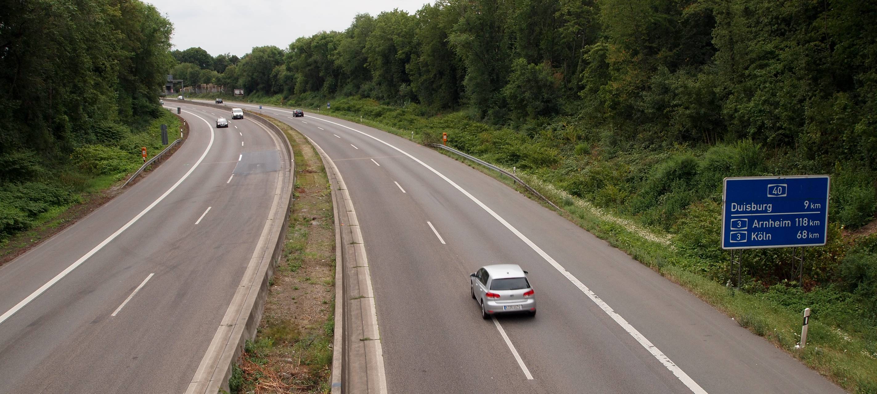 Jugendliche werfen Steine auf Autobahn