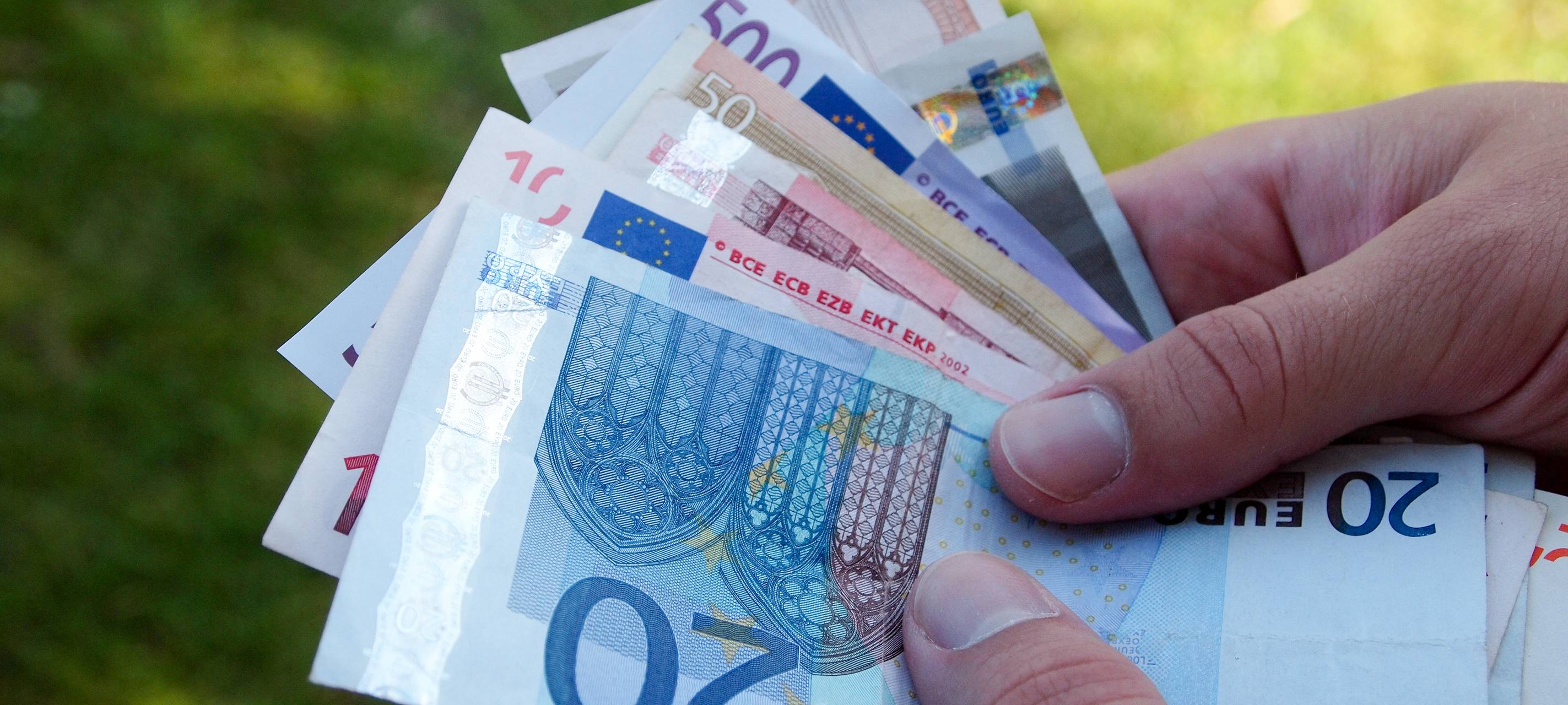 Frau fliegen 500-Euro-Scheine zu