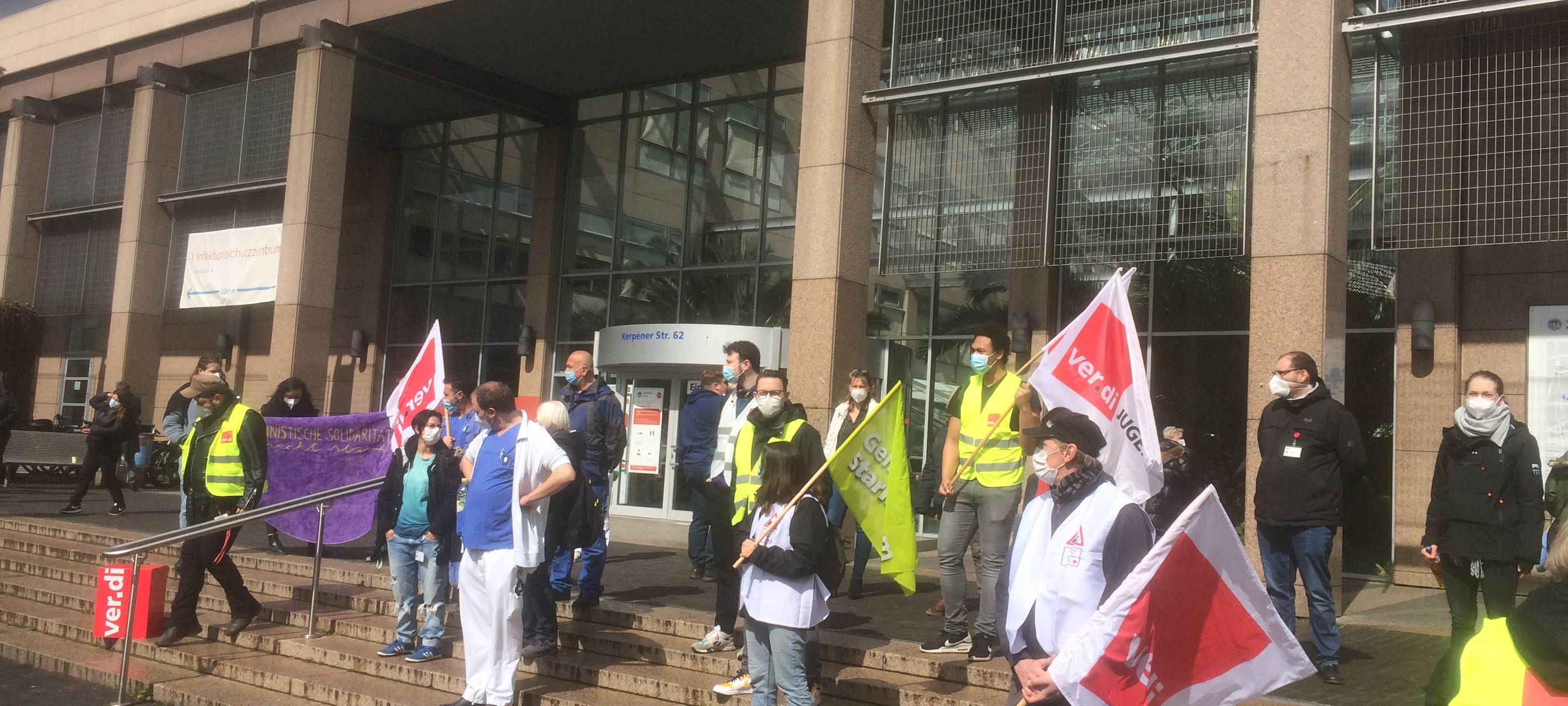 Pflegekräfte protestieren vor der Kölner Uniklinik