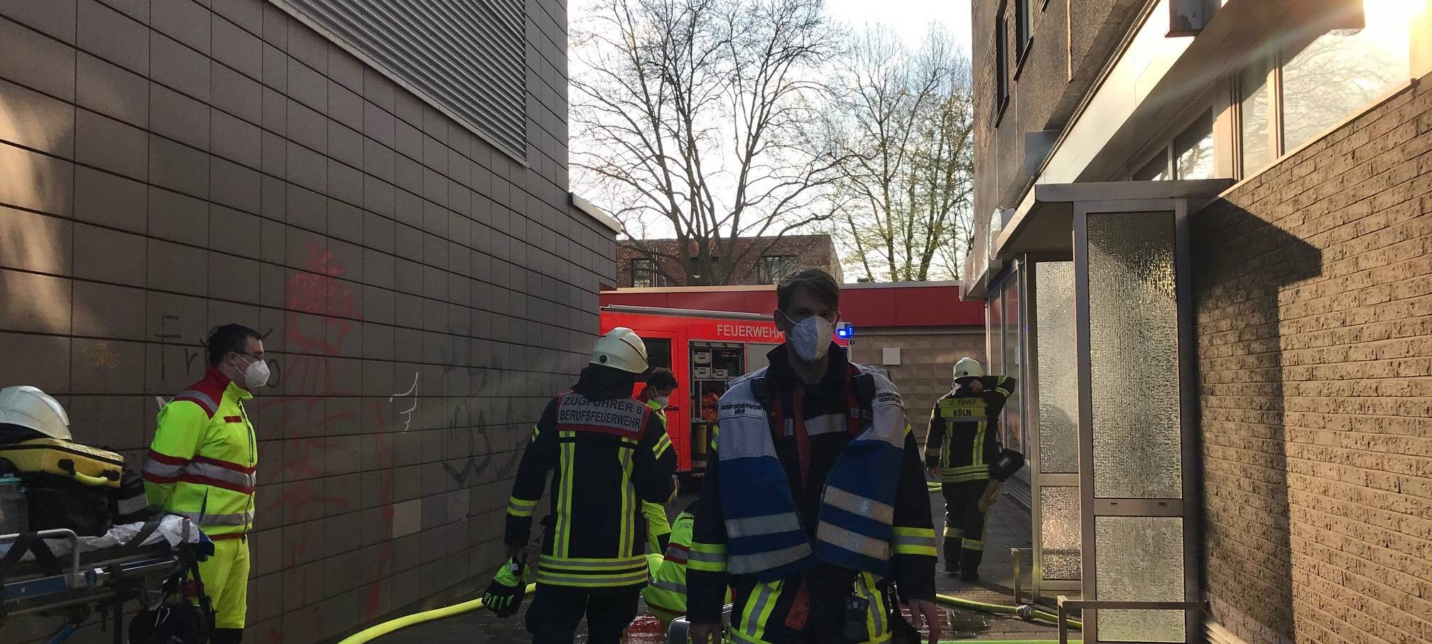Feuerwehr rettet mehrere Menschen aus brennendem Haus