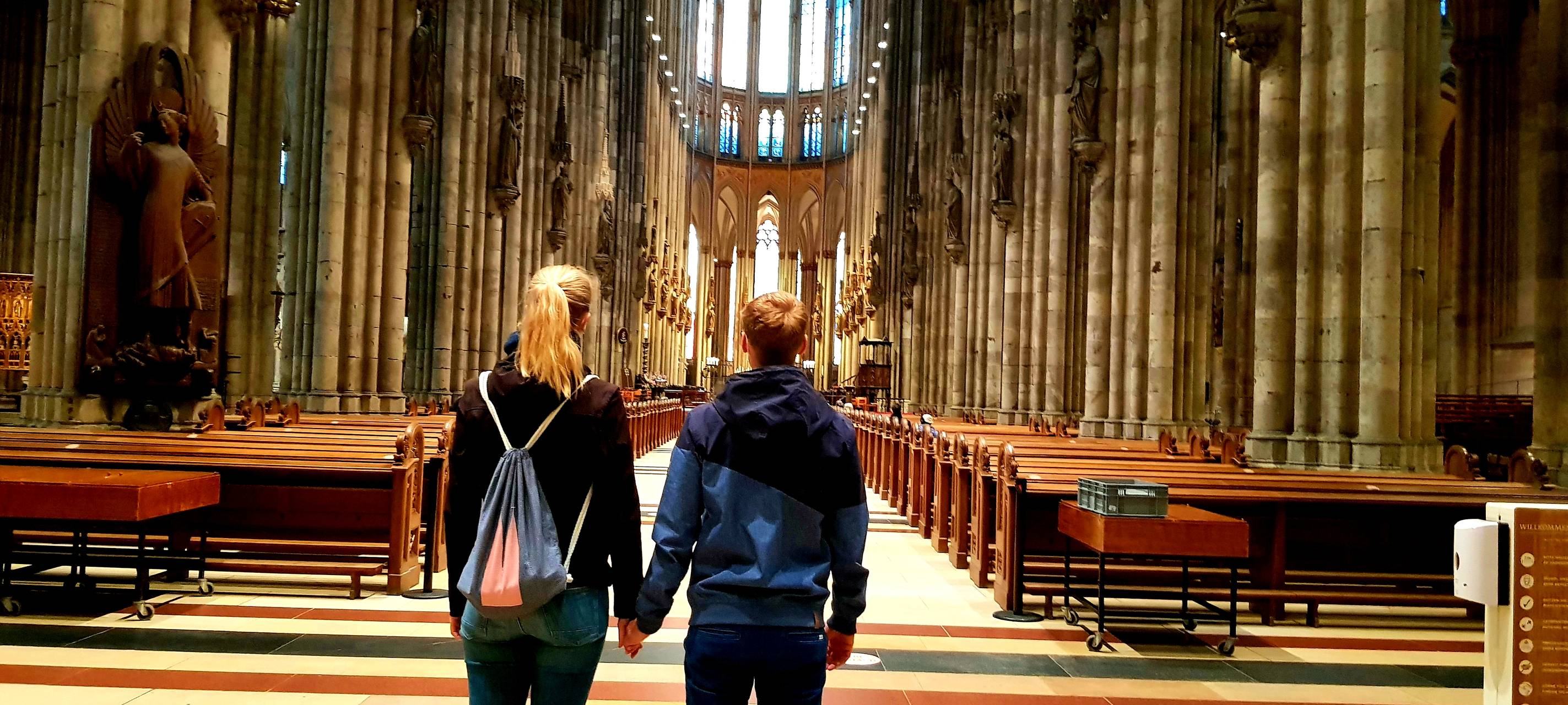 Isabell und Julian ganz allein im Dom