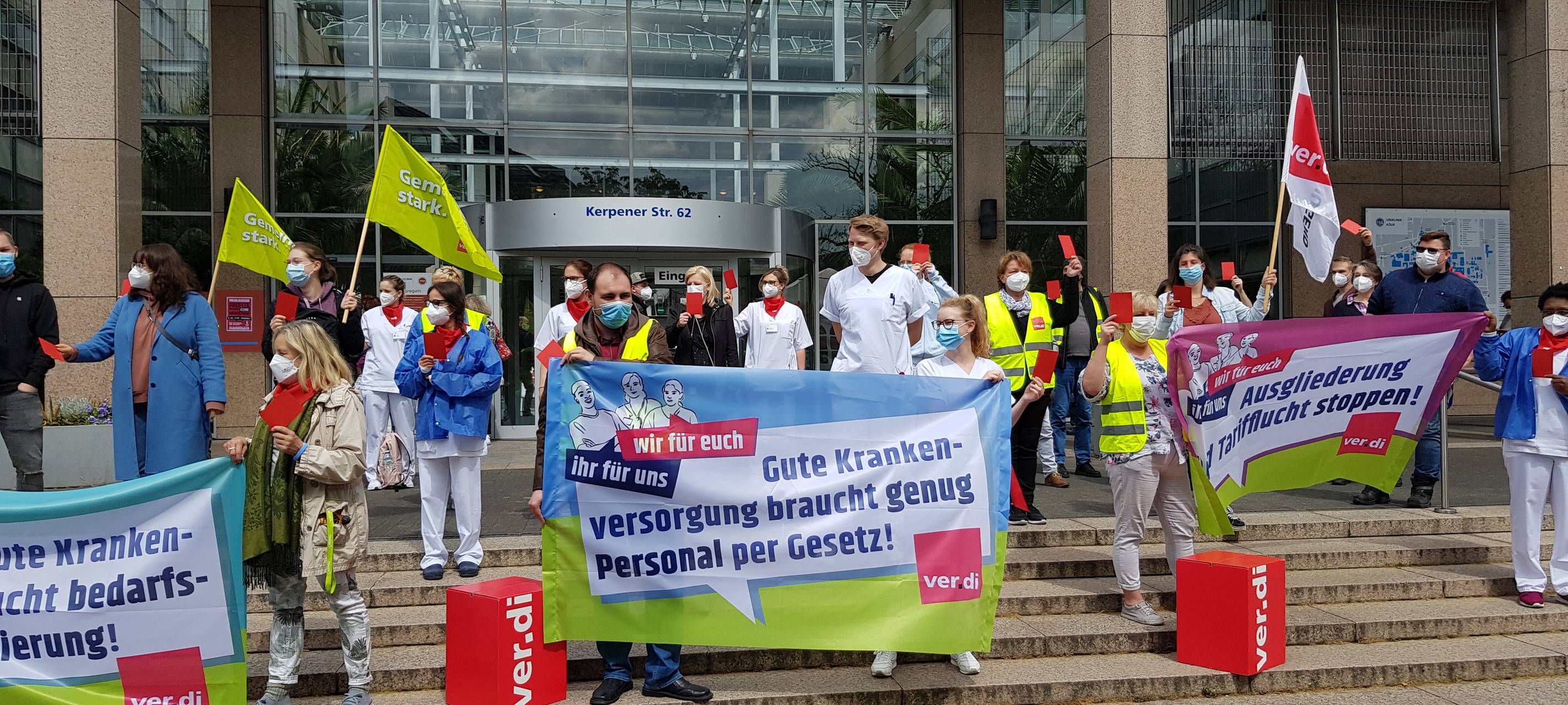 Streikende bauen Zelte vor Uniklinik auf
