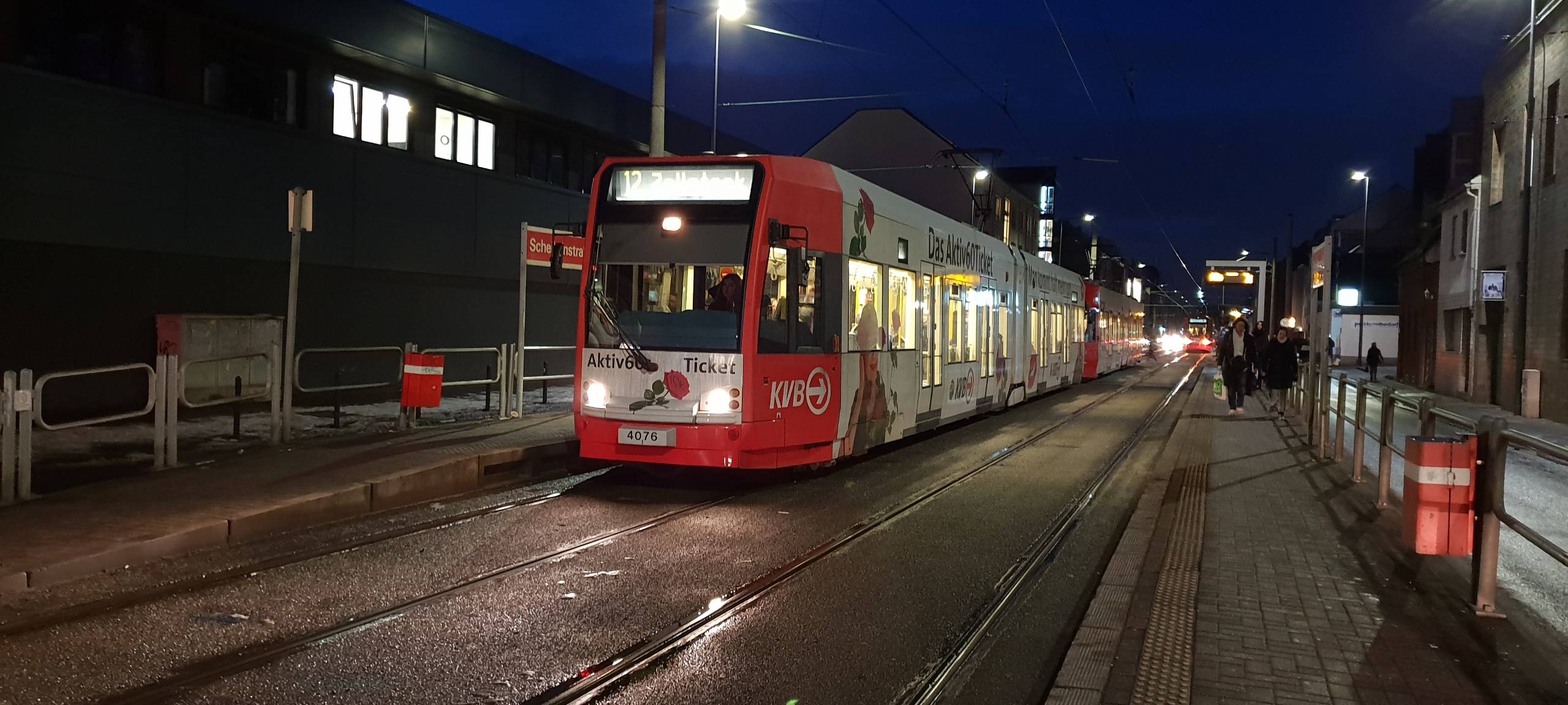 KVB baut neue Masten und Fundamente