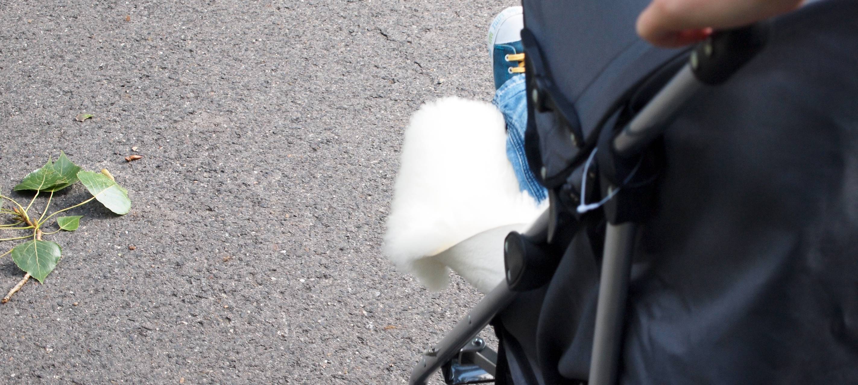 Alkoholisierte Teenies auf E-Scooter rammen Kinderwagen