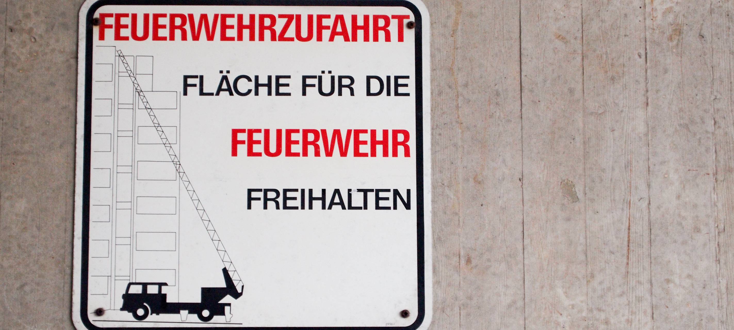 Brand in Hochhaus-Wohnung gelöscht – eine Person verletzt