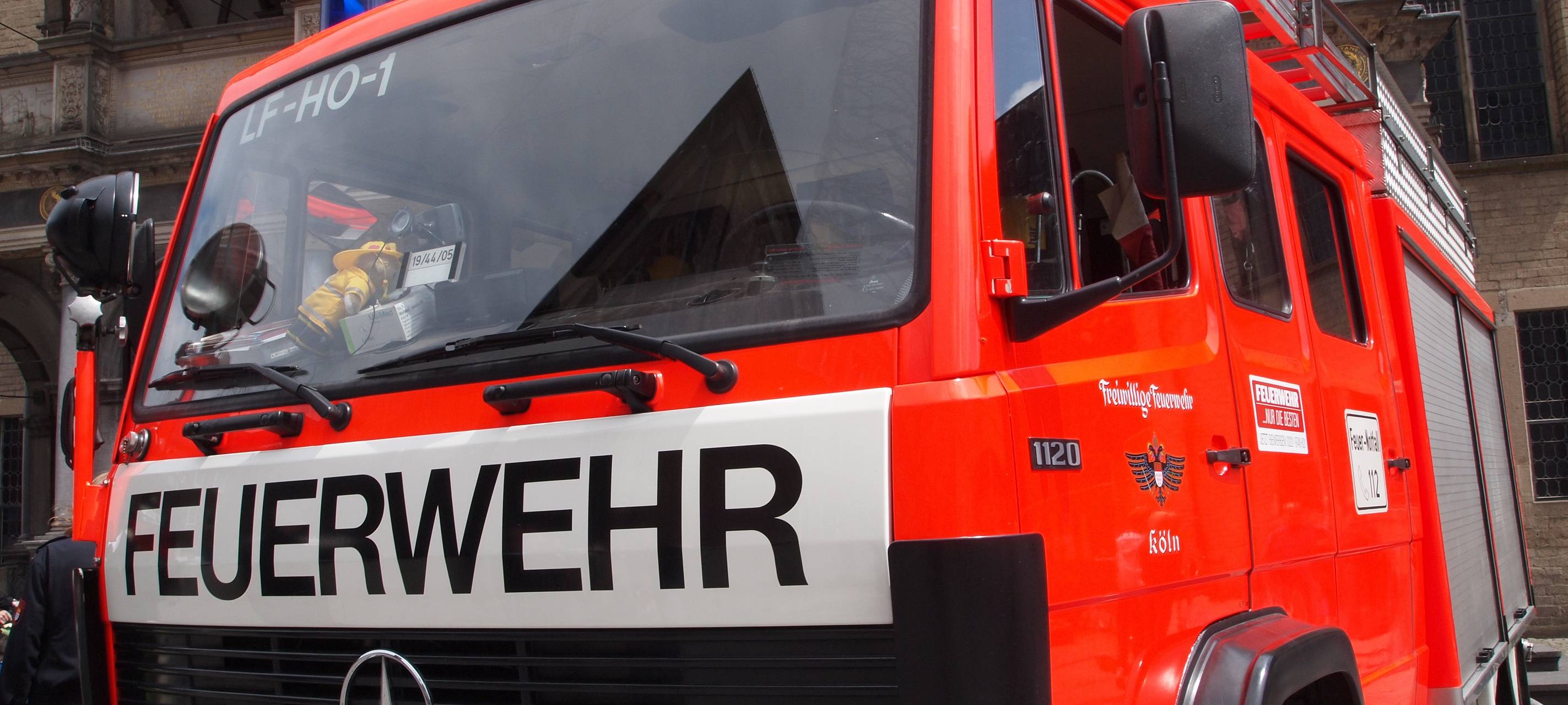 Feuerwehr rettet Person aus brennendem Haus