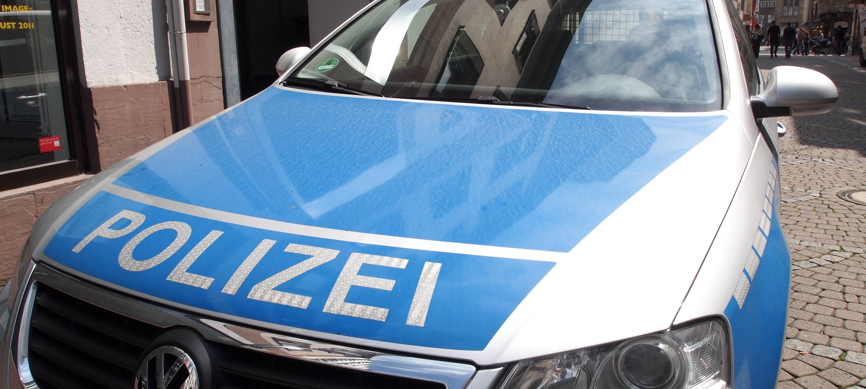 Nackter Mann schlafwandelt in der City