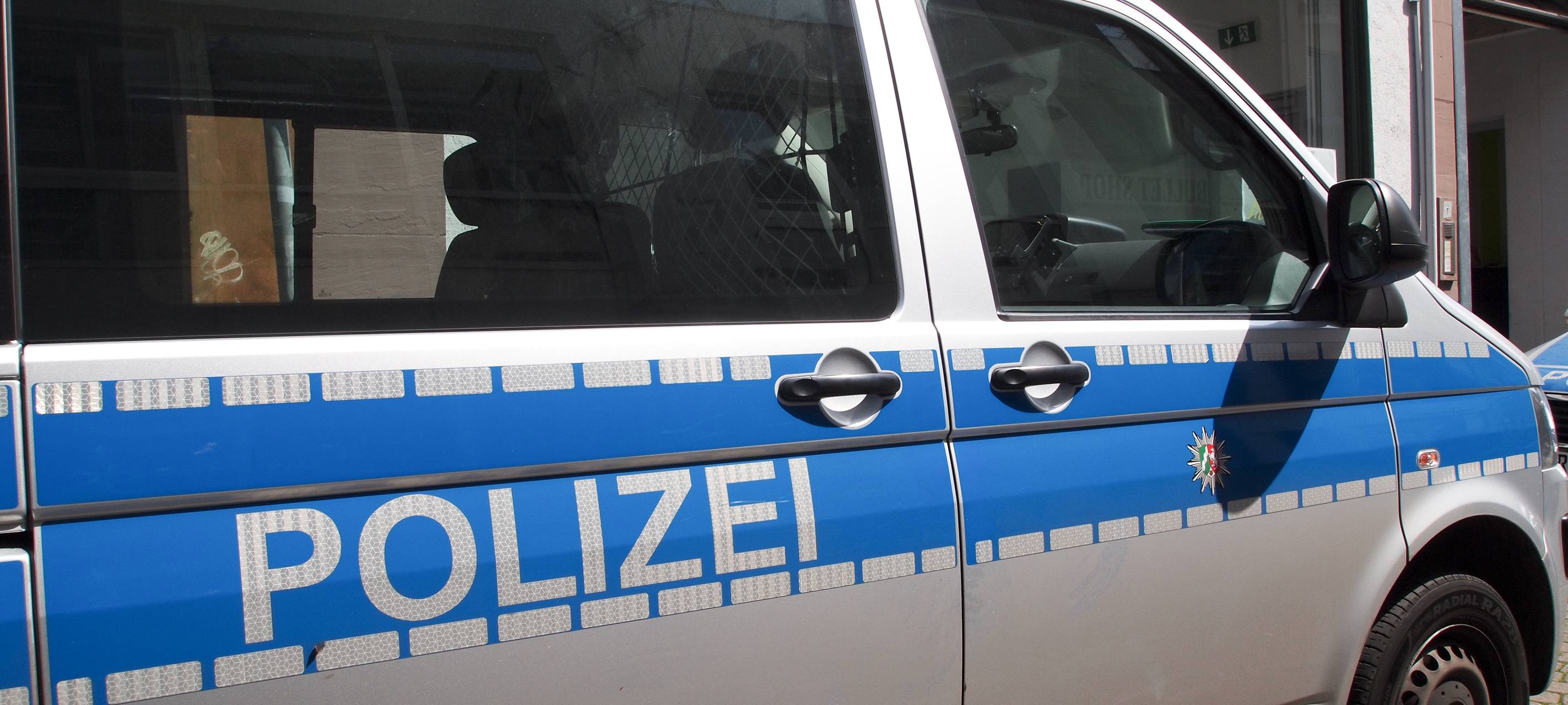 Mann springt aus Fenster