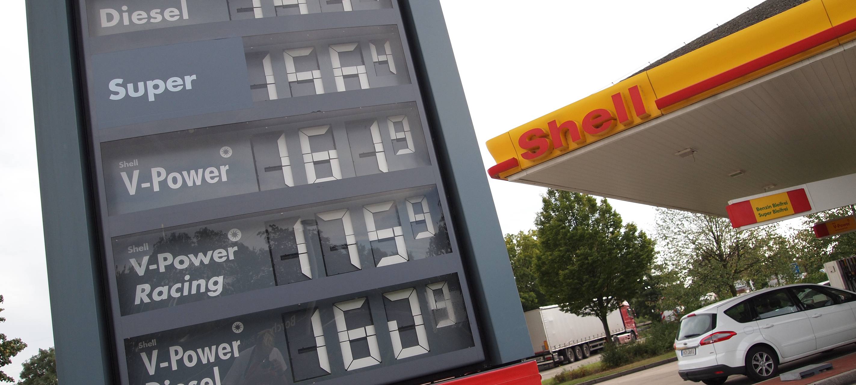 Maskierter überfällt Tankstelle mit Hammer