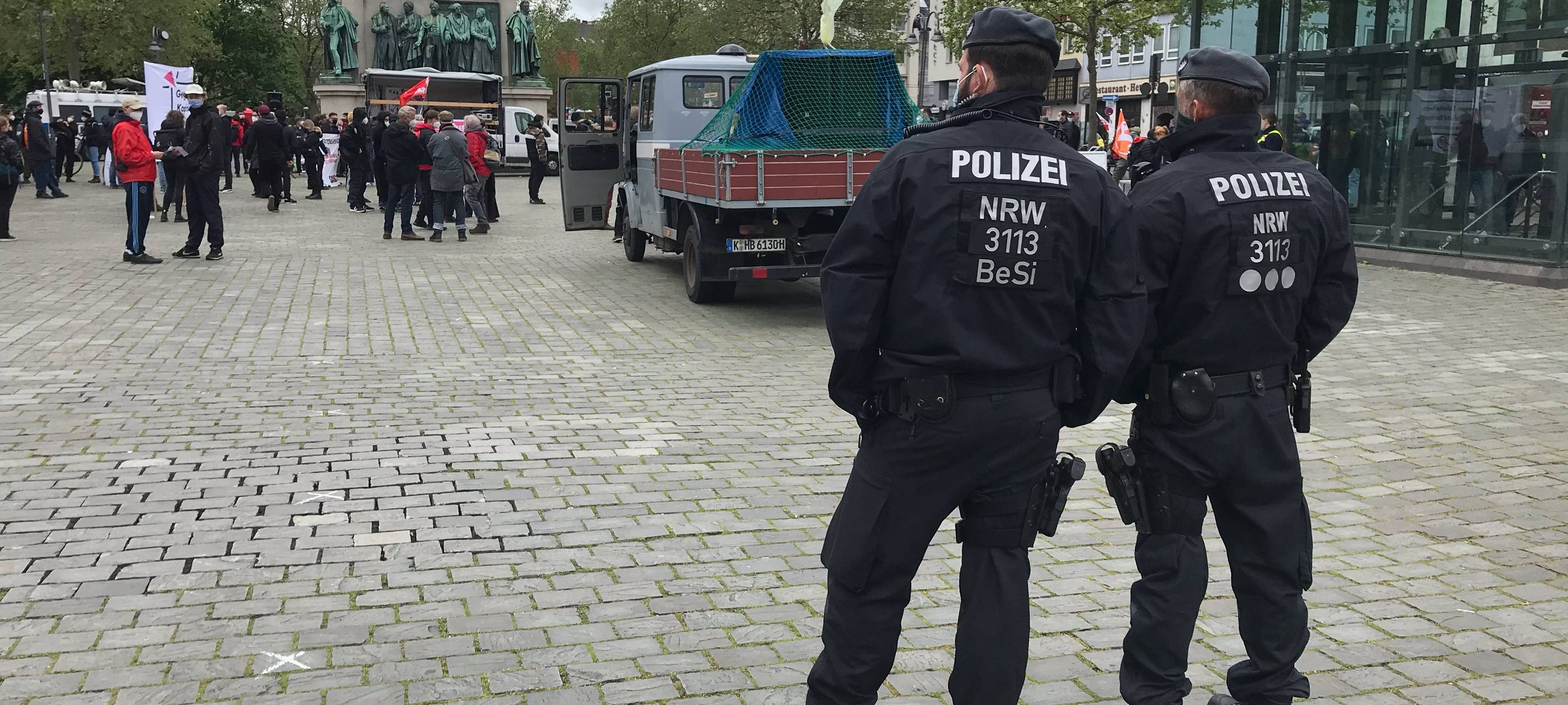 Demos und Fußball - Viel Polizei im Einsatz