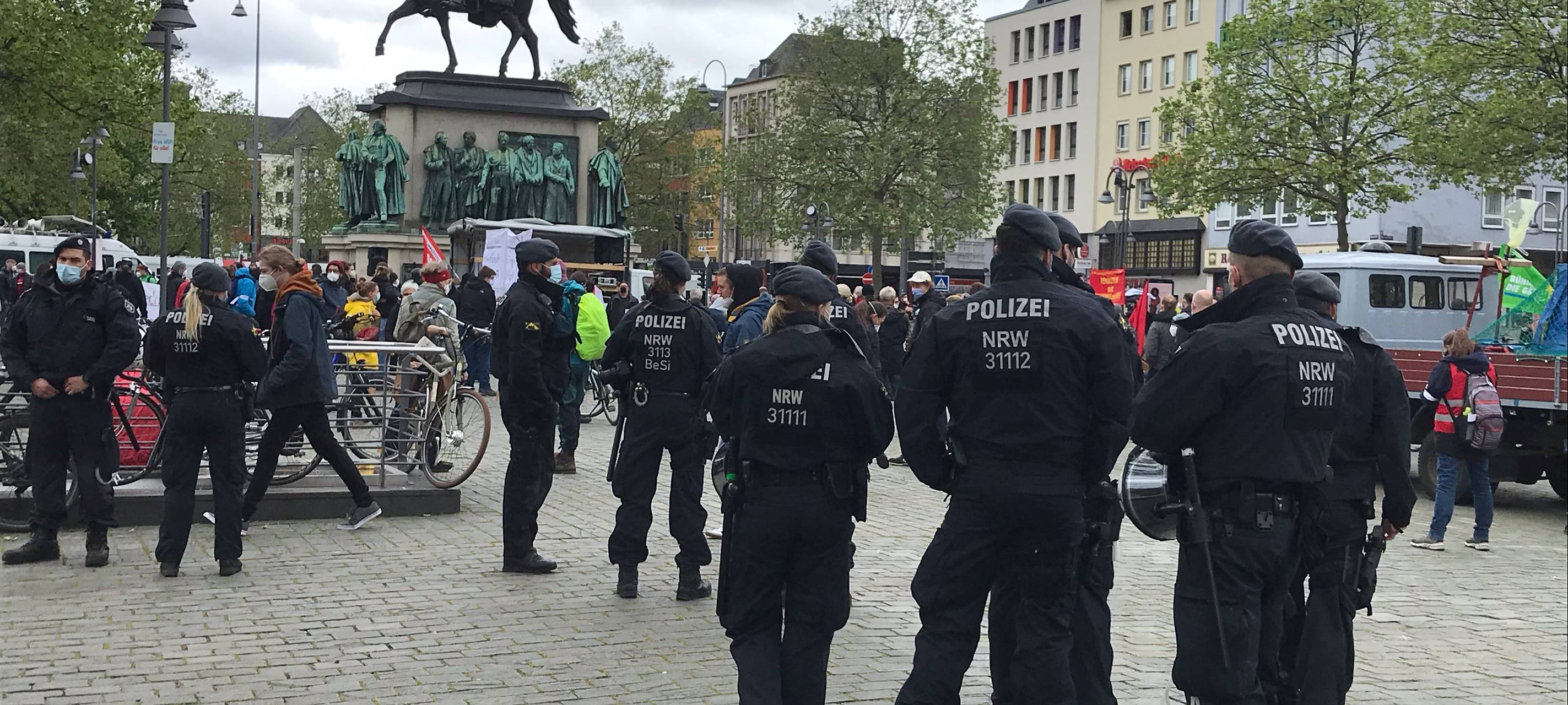 Demos und Fußball - Viel Polizei im Einsatz