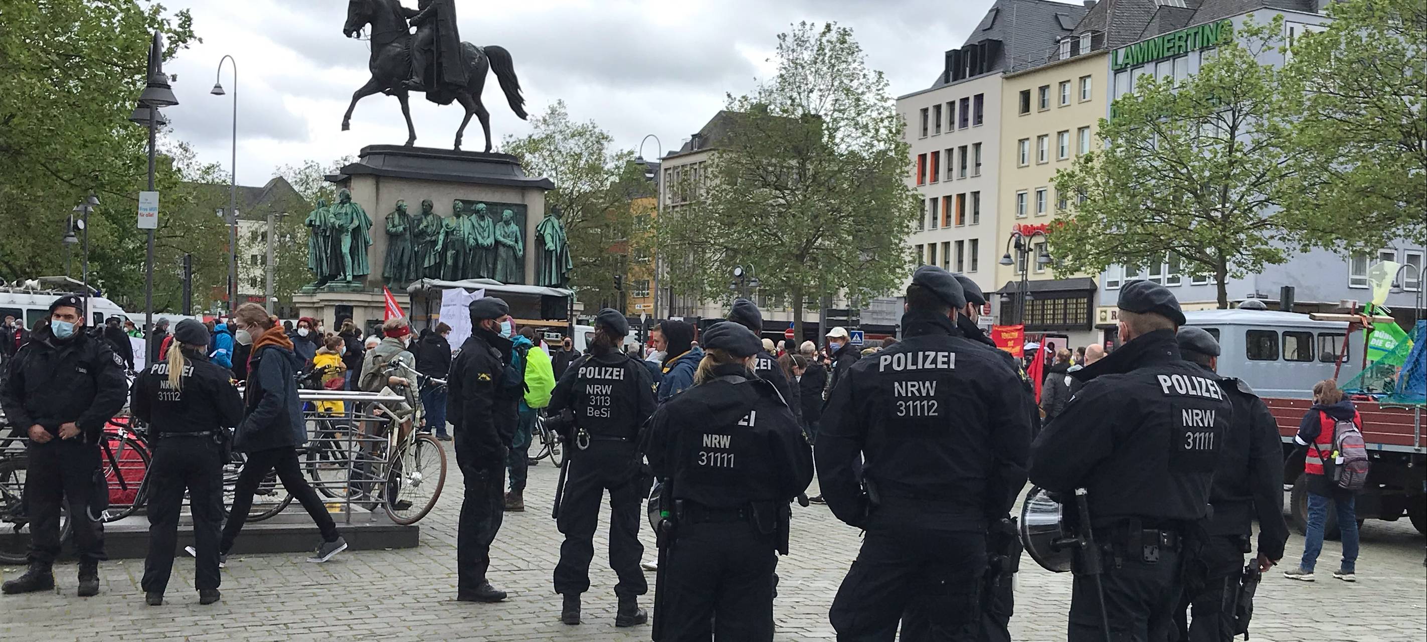 Demos und Fußball - Viel Polizei im Einsatz