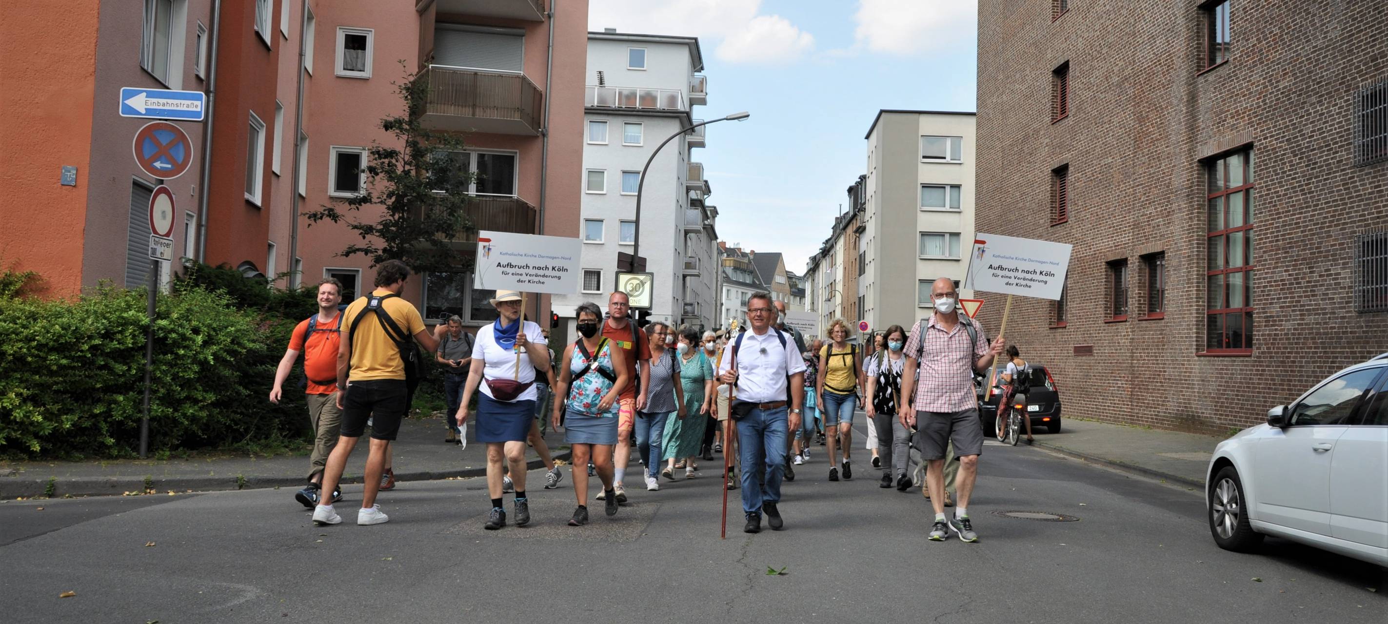 Demonstrierende versammeln sich an Woelkis Haus