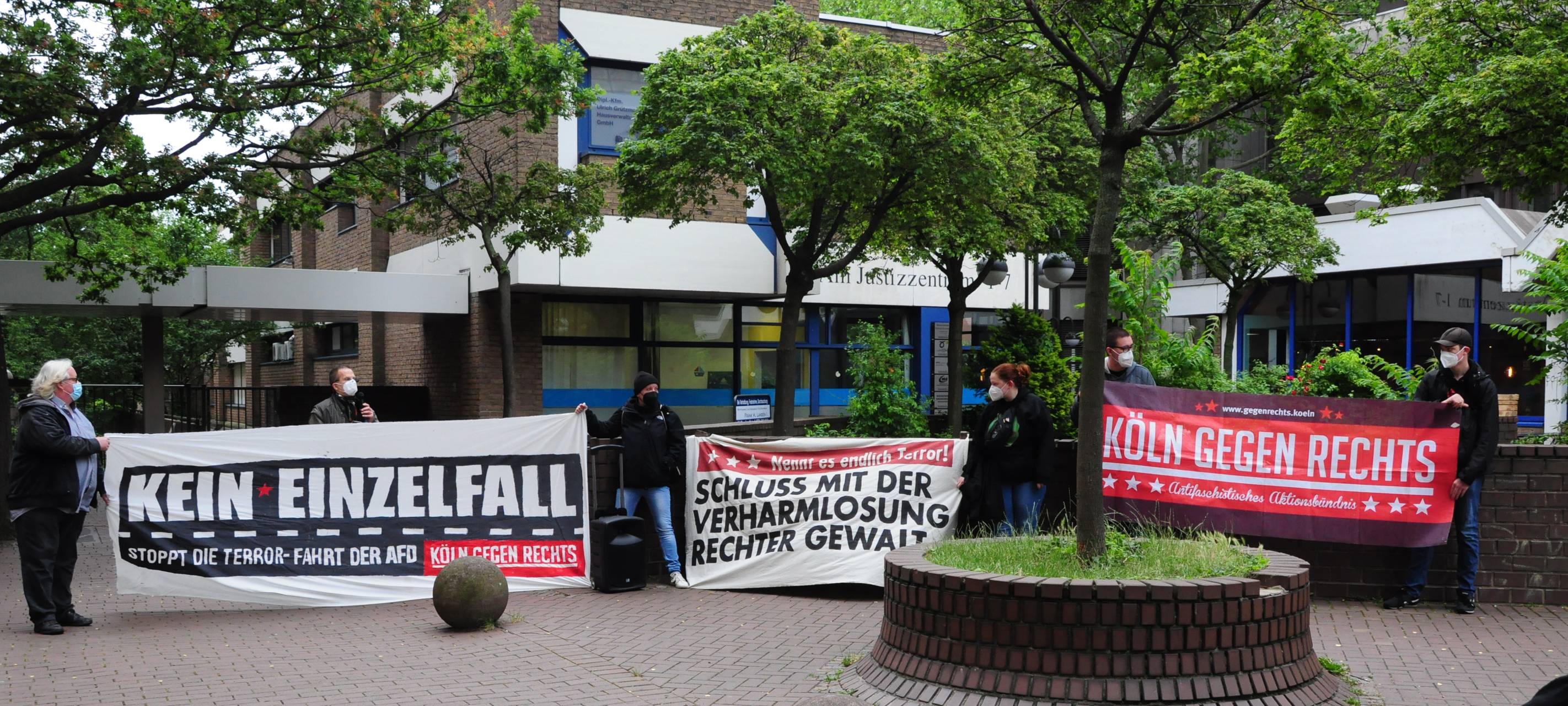 Köln gegen Rechts protestiert vor Landgericht
