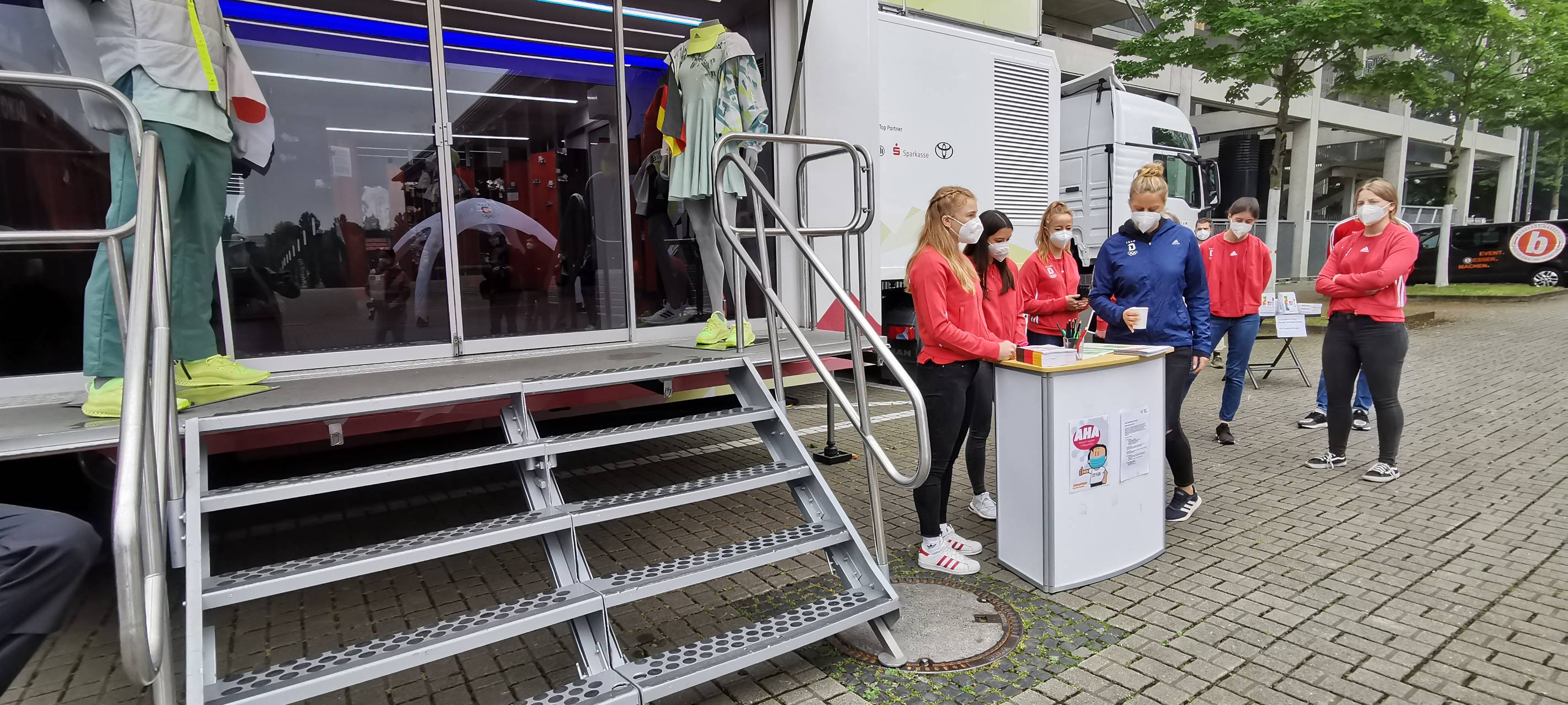 Einkleidung für Olympia im RheinEnergie STADION