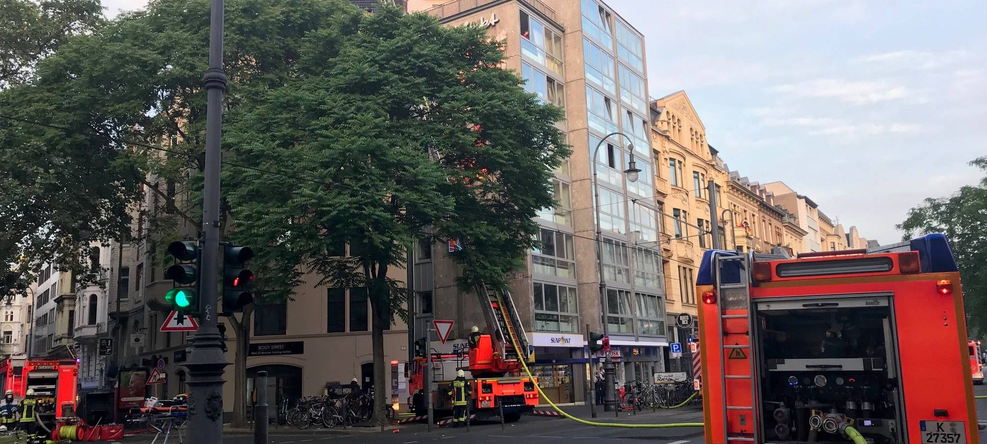 Großeinsatz bei Mehrfamilienhaus-Brand