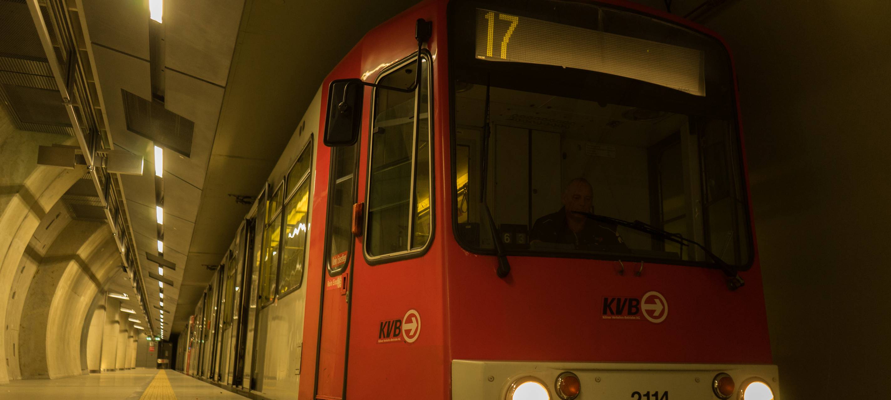 Frau wird von KVB-Bahn angefahren und flüchtet
